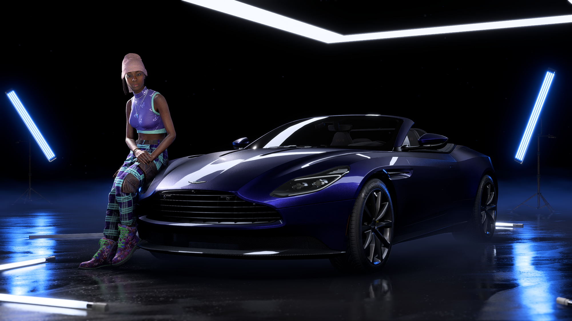 Kobieta opiera się o niebieski kabriolet Aston Martin w ciemnym pokoju z neonami. Ma na sobie stylowe ubrania.