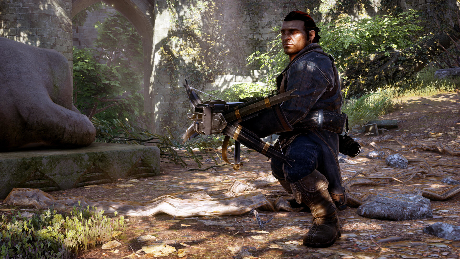 Mężczyzna z kuszą klęczy w lesie, kamienna struktura w tle w słoneczny dzień.