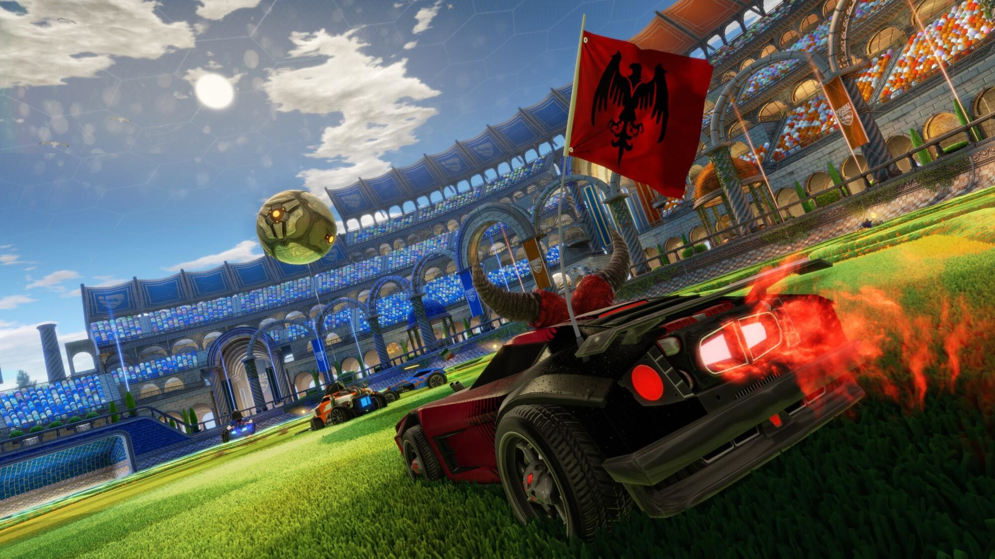 Rocket League Auto mit Hörnern, rote Flagge. Fußballspiel im Stadion. Grünes Feld und blauer Himmel.