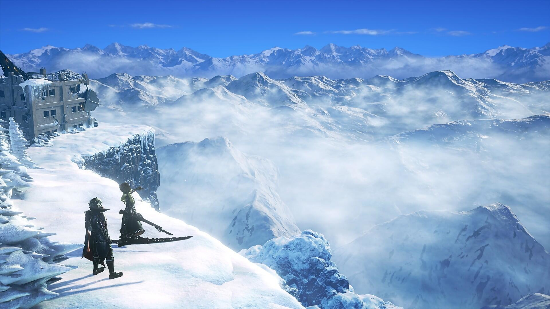 Dwie postacie stoją na zaśnieżonym klifie z widokiem na pasmo górskie, spowite mgłą.