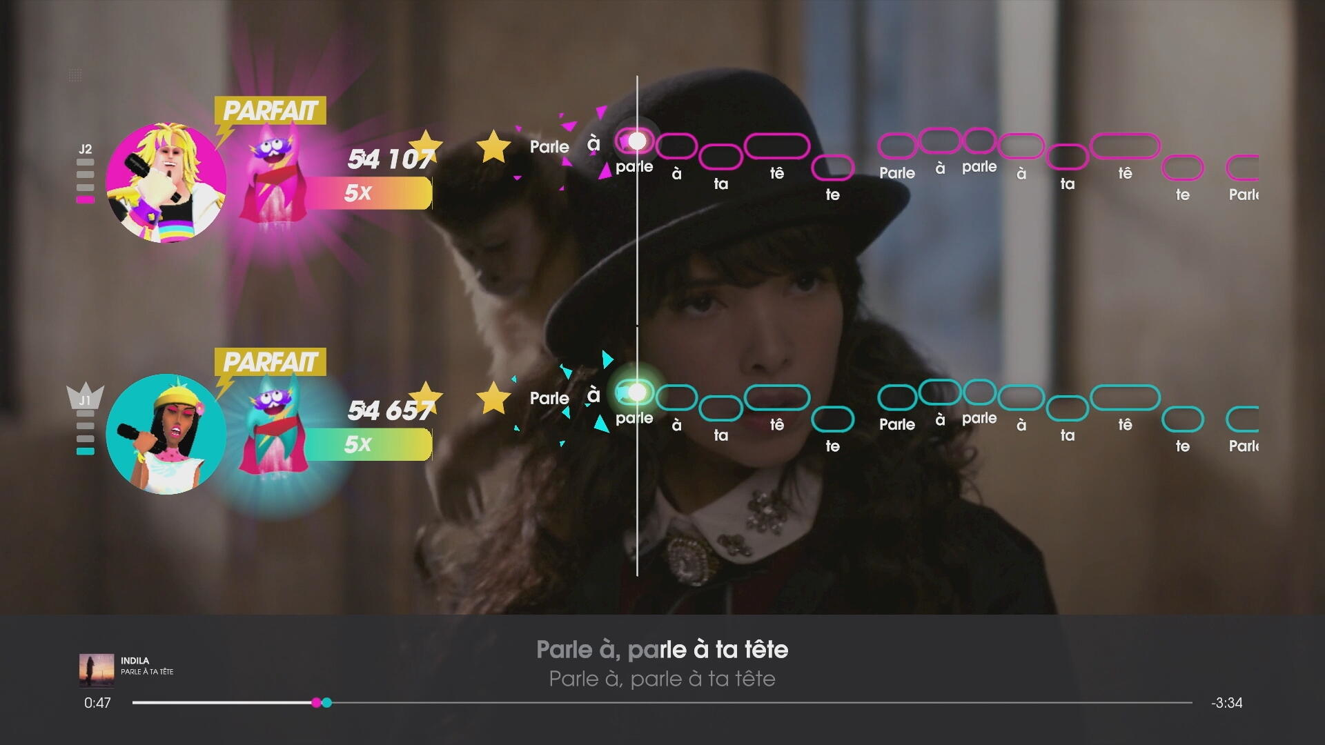 Kobieta śpiewa, z małpą na ramieniu. Teksty i wyniki są na ekranie.