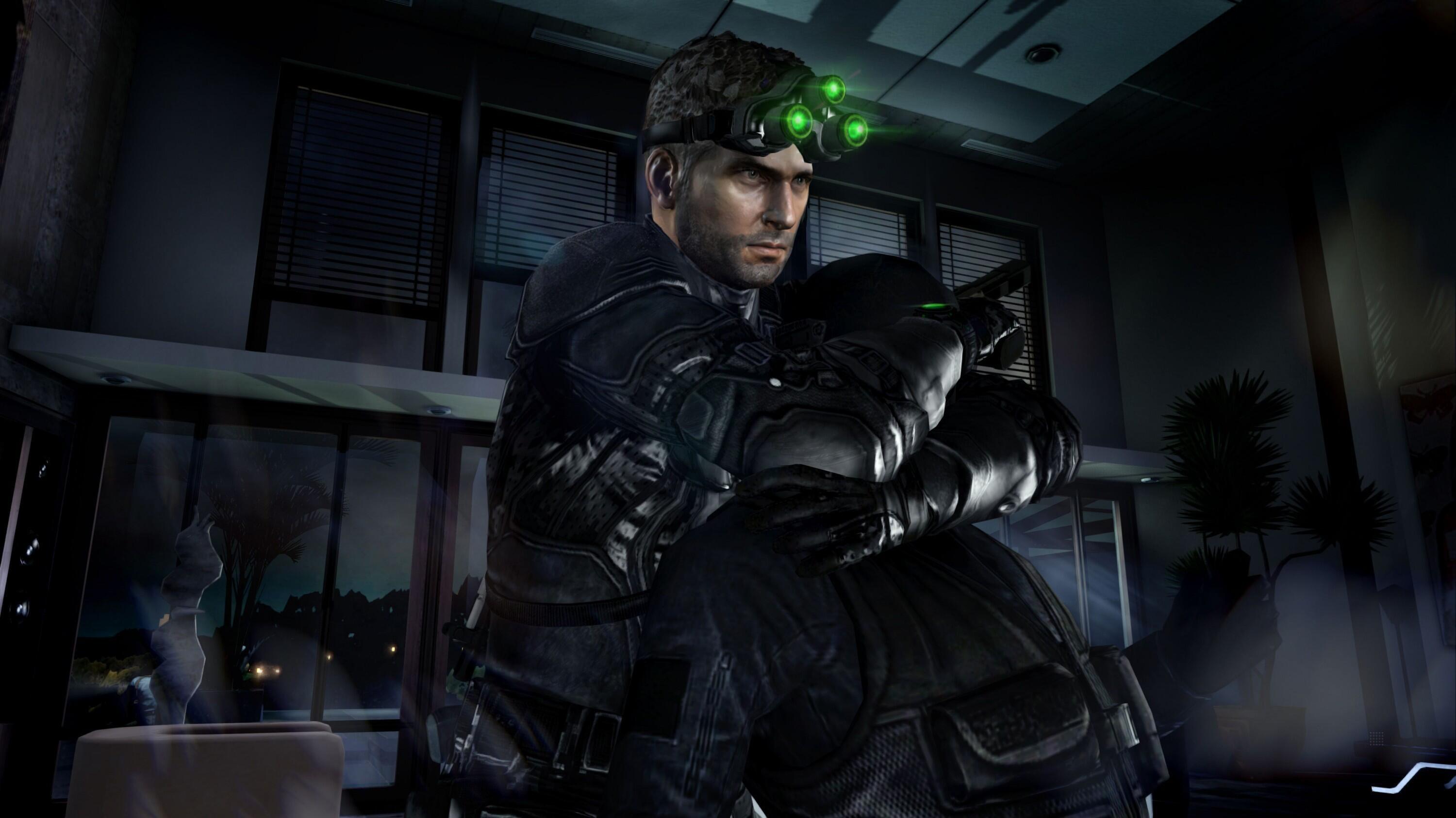 Scena z gry Splinter Cell Blacklist. Mężczyzna dusi drugiego w pokoju.