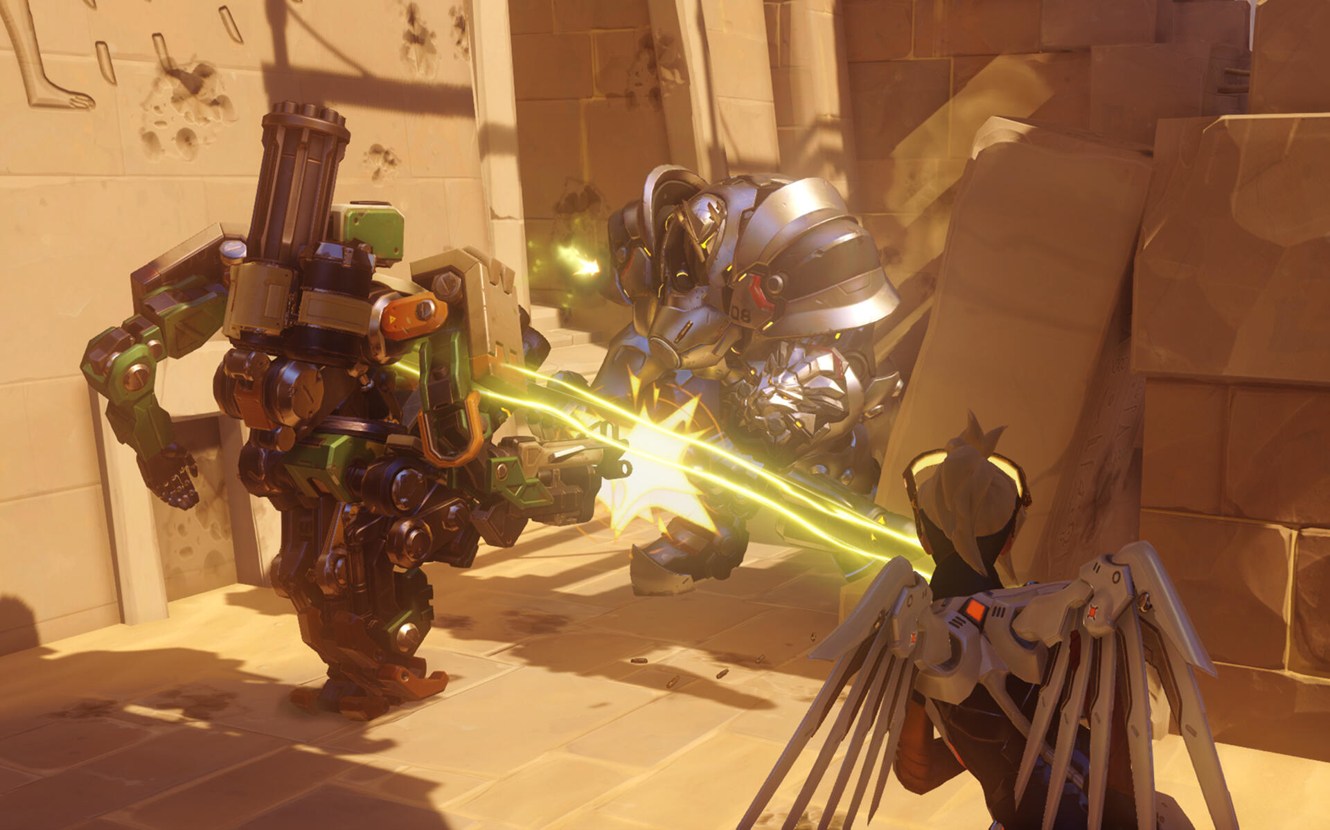 Scena z gry Overwatch z robotem i żołnierzem walczącym. Mercy w tle.
