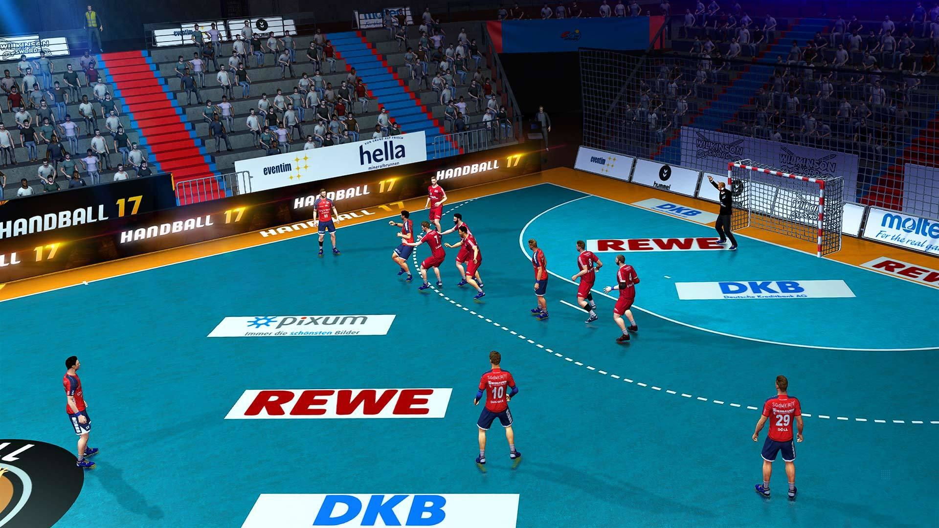 Scena z gry Handball 17. Gracze w piłkę ręczną na niebieskim boisku, z publicznością w tle.