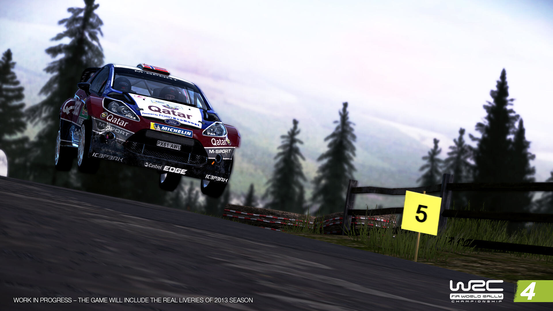 Scena del gioco WRC 4. Un'auto da rally che salta su una pista, cartello numero 5.