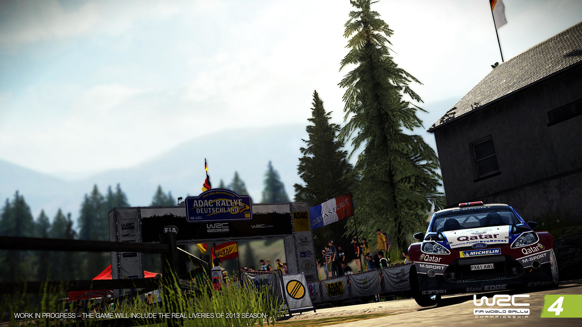 Scena del gioco WRC 4. Un'auto da rally su una pista con il traguardo sullo sfondo.