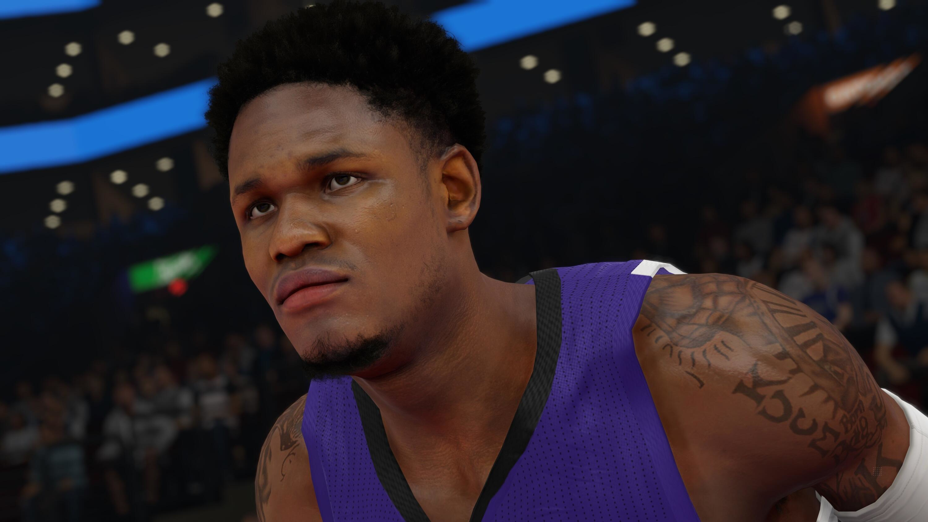 Giocatore di basket con tatuaggi guarda in alto, concentrato. Maglia viola, luci brillanti dell'arena.
