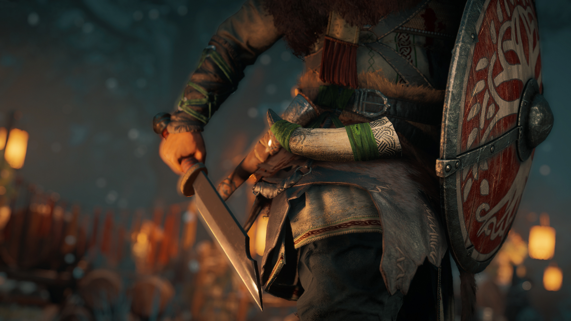Un primer plano de un vikingo sosteniendo una espada y un escudo, en un ambiente con poca luz.