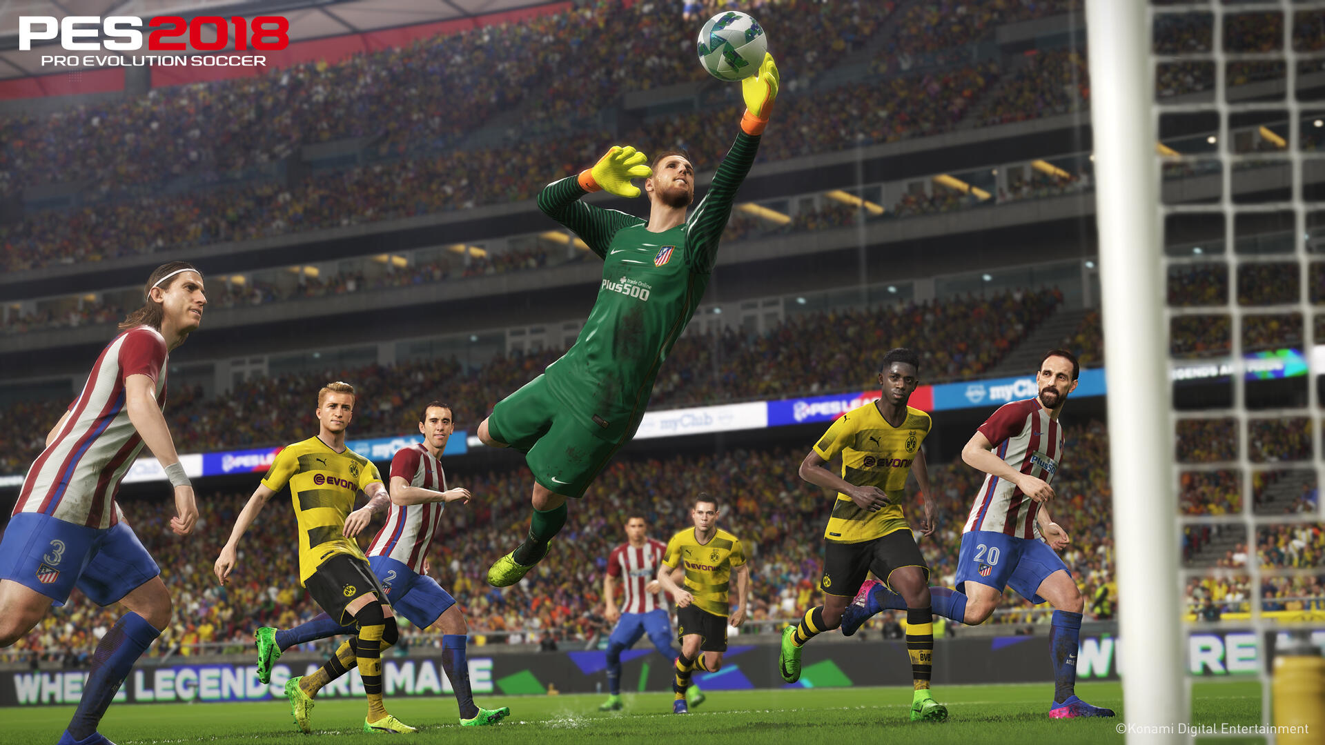 PES 2018 Spielszene, die einen Torwart zeigt, der einen Ball in einem Stadion hält.