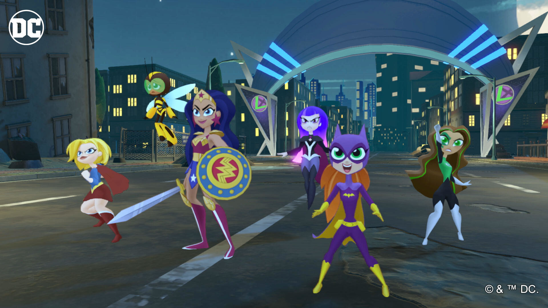 Scena z gry DC Super Hero Girls. Kilku superbohaterów stoi przed scenerią miejską. Otoczenie jest kolorowe.