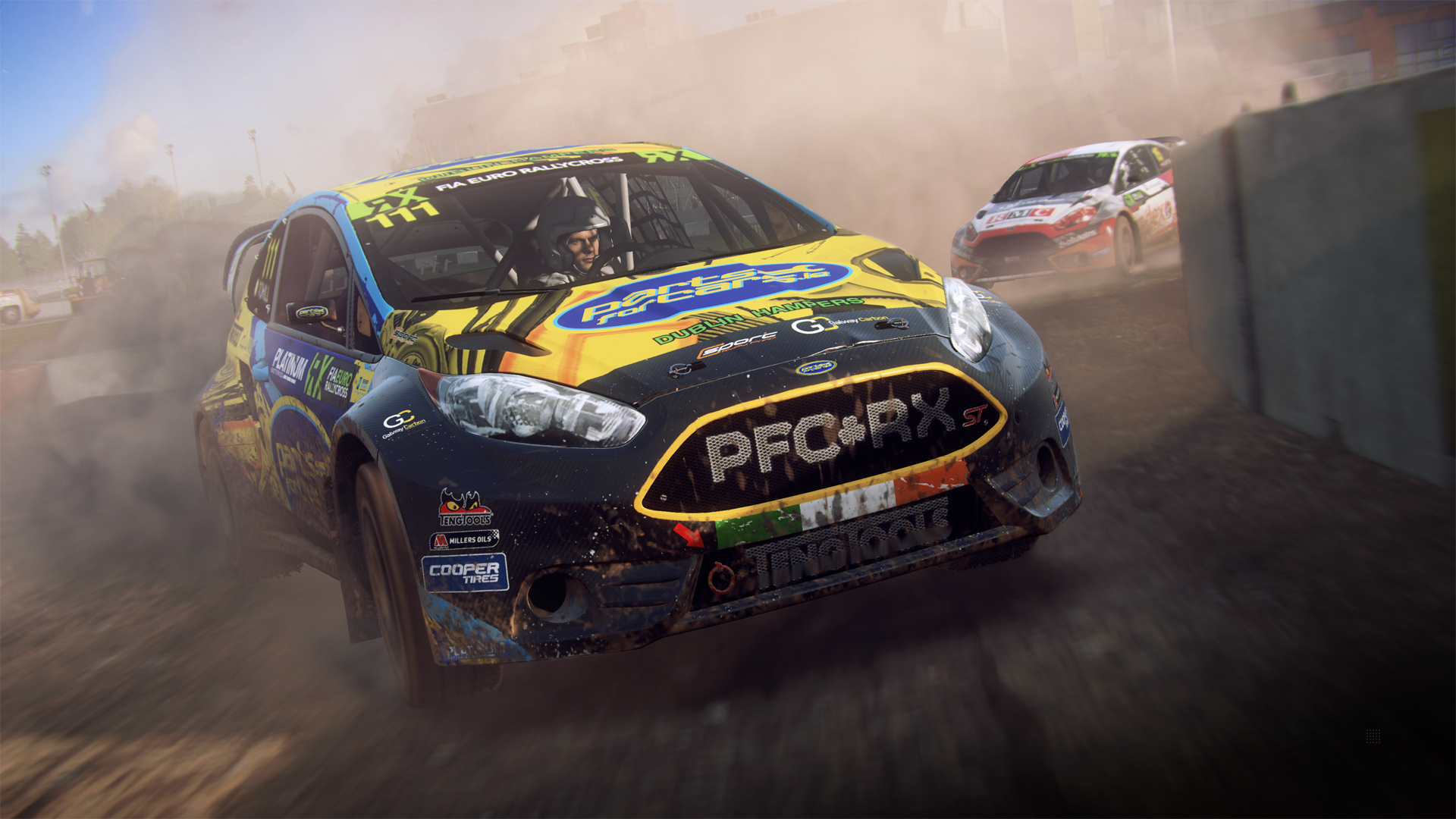 Zwei Rallyeautos rasen auf einer Dirt-Strecke. Das Spiel-Logo wird angezeigt. Die Autos sind in Bewegung und wirbeln Staub auf.