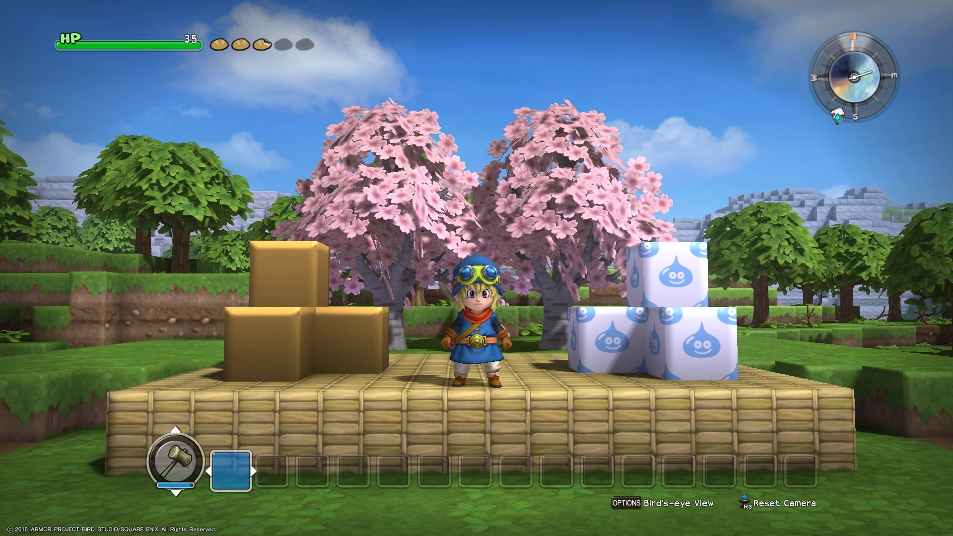 Scena z gry Dragon Quest Builders. Postać stoi na platformie z blokami w kolorowym otoczeniu.