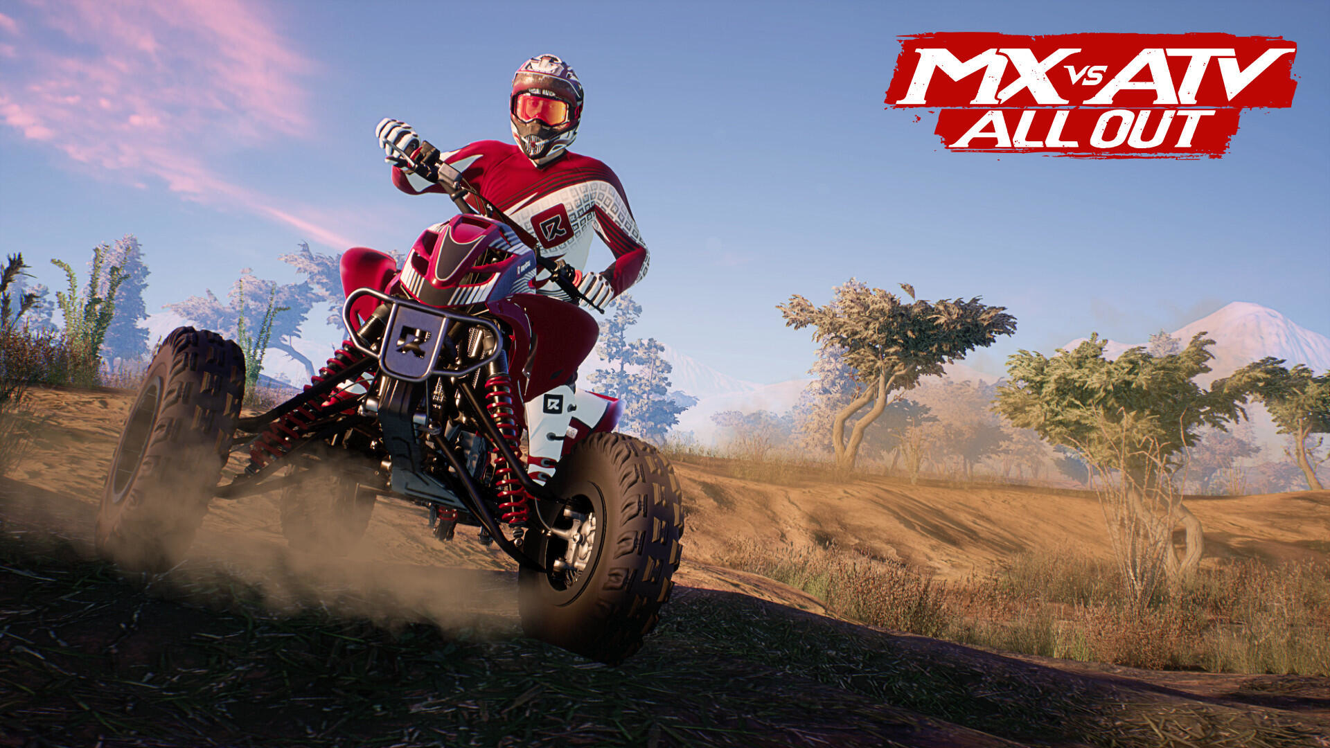 Gra MX vs ATV All Out: Zawodnik na quadzie, wzbijający kurz. Niebieskie niebo i drzewa w tle.