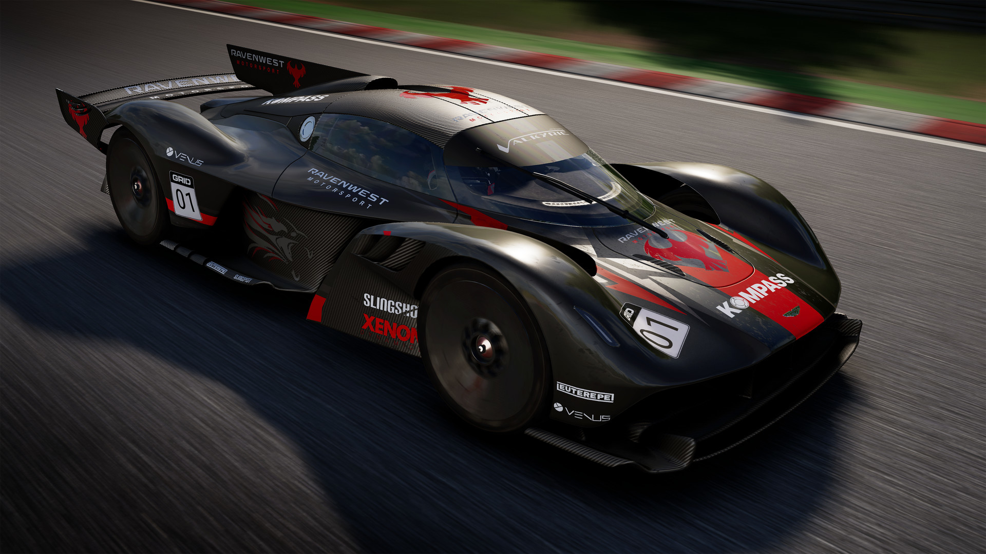 Czarno-czerwony samochód wyścigowy pędzi po torze. Samochód ma numer 5 i logo.