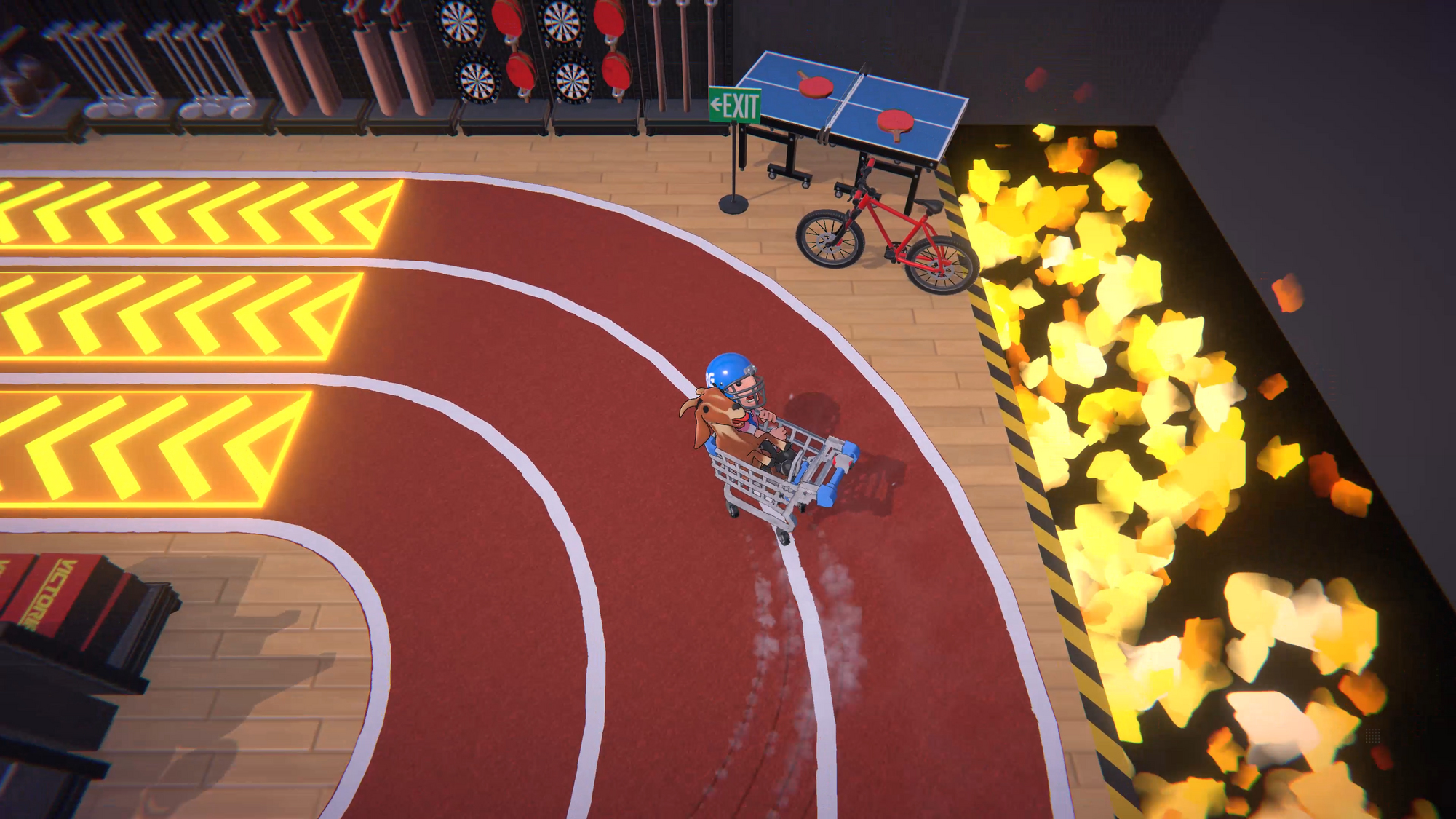 Osoba jedzie wózkiem na torze. Stół do ping-ponga i rower w tle.