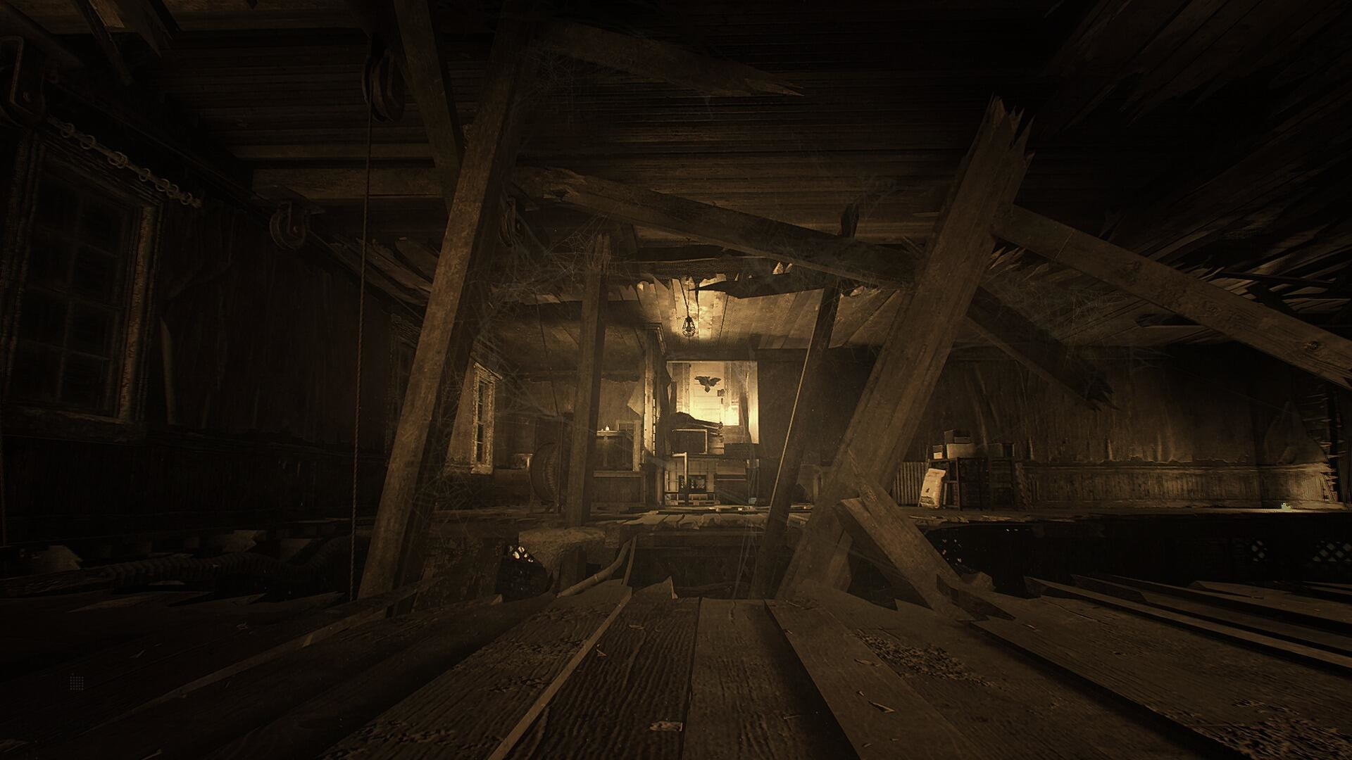 Ático oscuro y polvoriento con vigas de madera y tablas rotas. Una ventana y una fuente de luz distante son visibles.