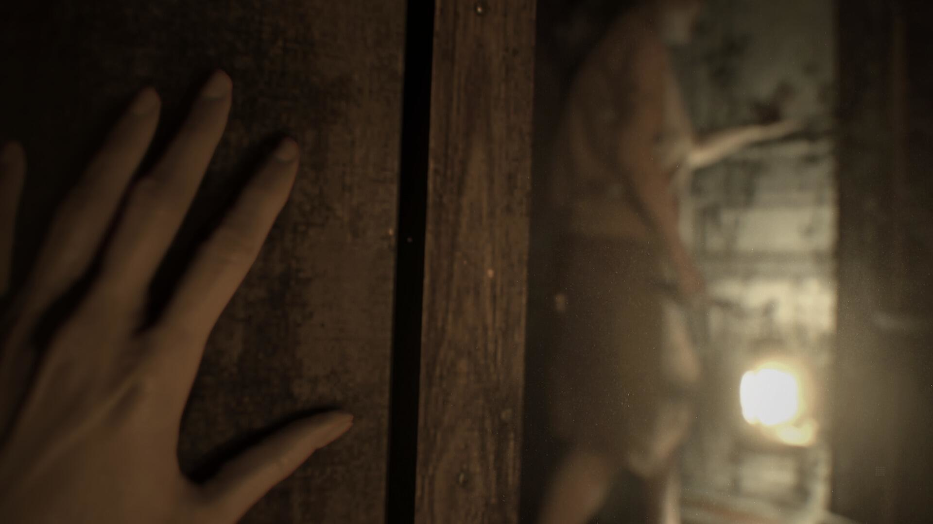 Una mano que se acerca a una puerta de madera, con una figura borrosa que sostiene una lámpara en el fondo.