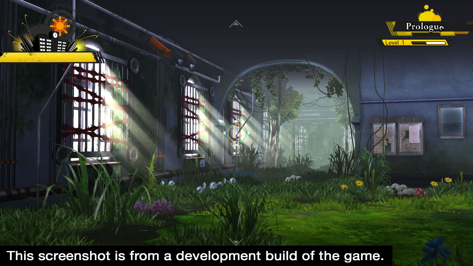 Uno screenshot da un gioco, che mostra un interno di un edificio con piante e una finestra.