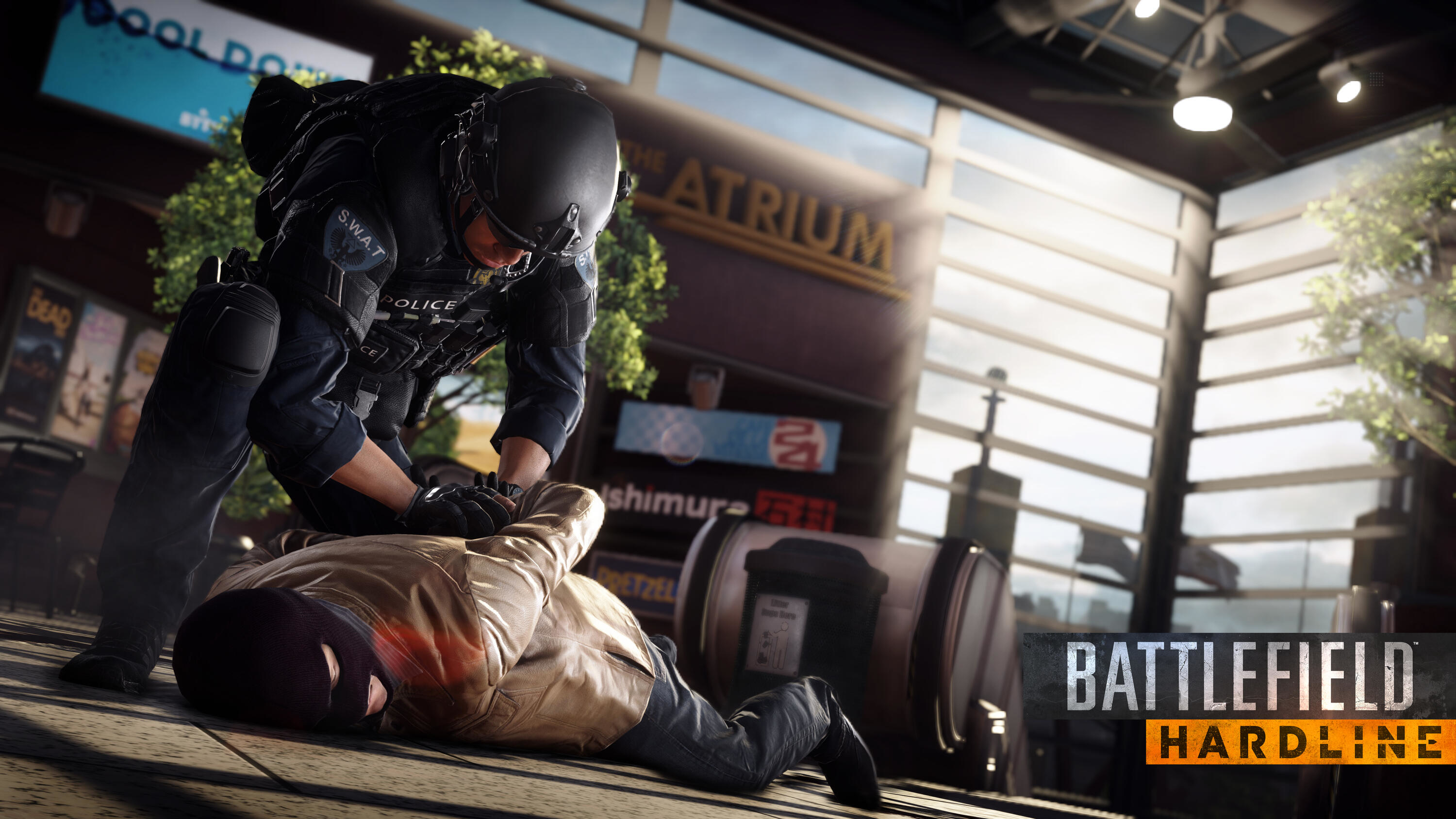 Un agente di polizia arresta un sospetto in un edificio moderno. Il logo del gioco Battlefield Hardline è visibile.