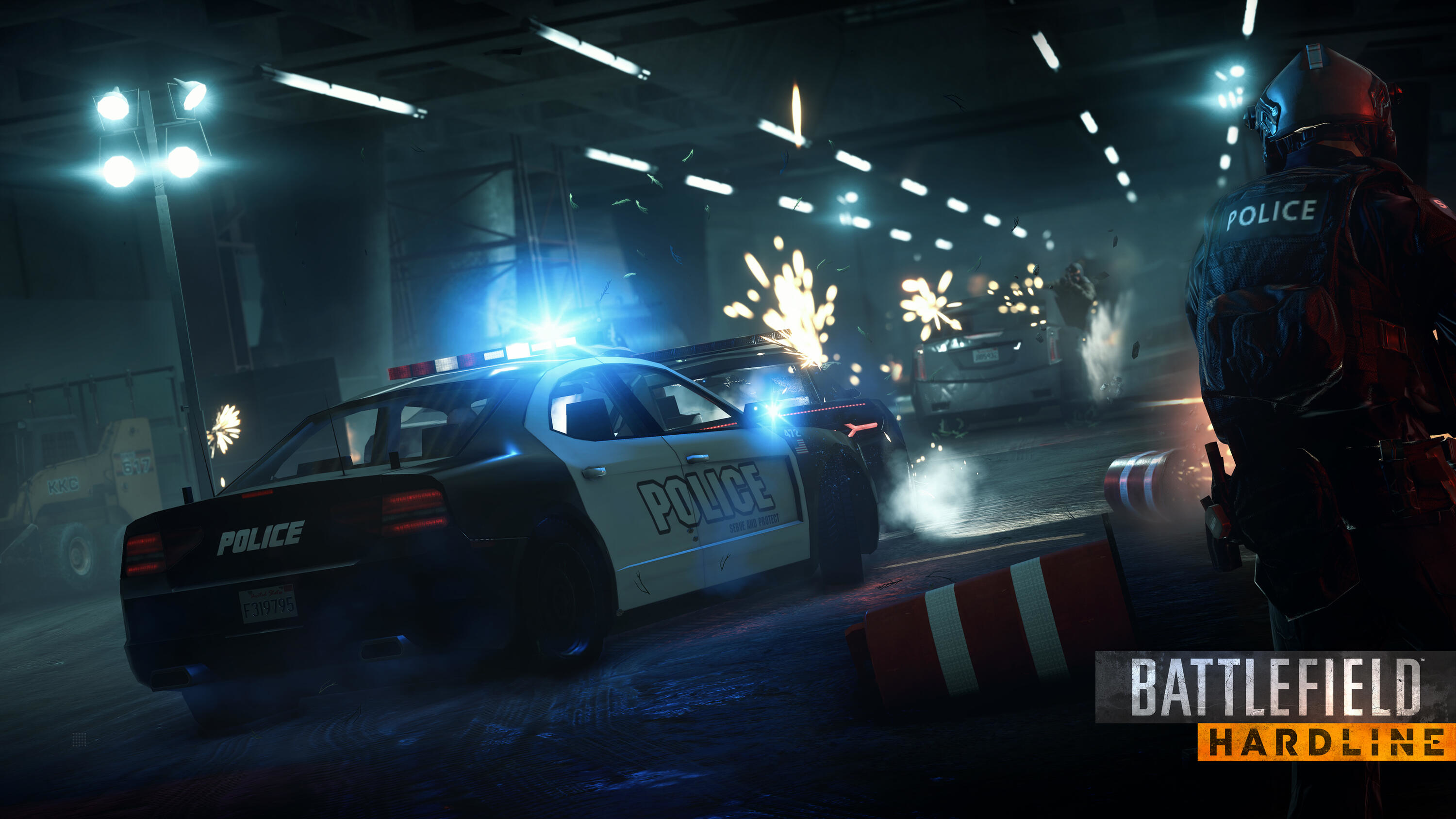 Un'auto della polizia in una sparatoria da Battlefield Hardline, con esplosioni e agenti di polizia.