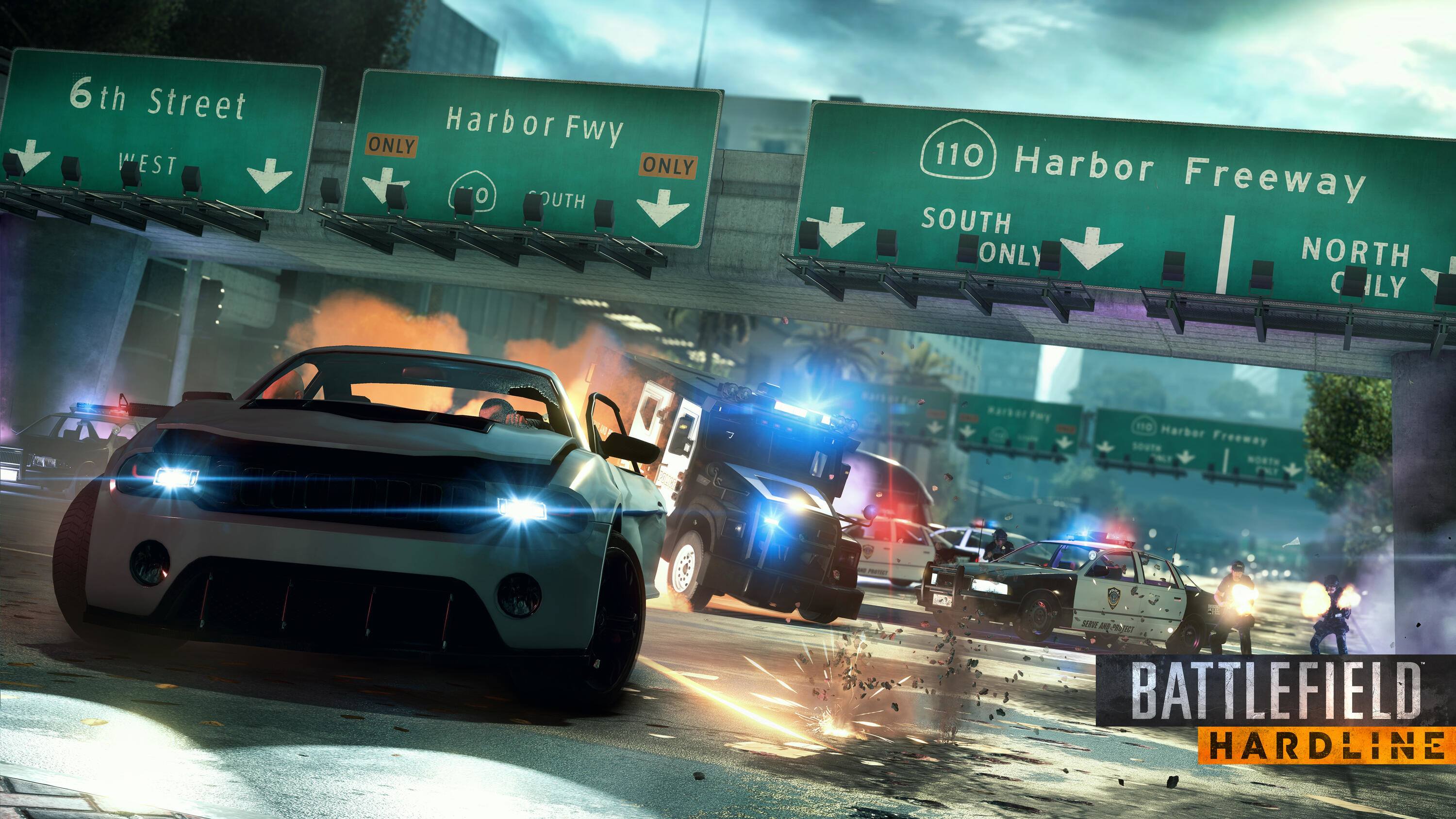 Scena di inseguimento in autostrada. Auto della polizia che inseguono un'auto bianca. Logo del gioco Battlefield Hardline.