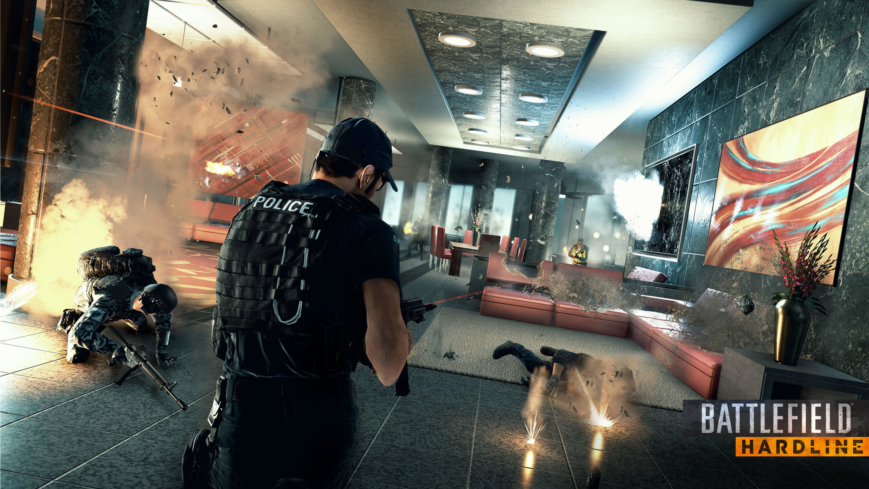 Ufficiale di polizia in azione, spara in una stanza con esplosioni e detriti. Logo Battlefield Hardline.