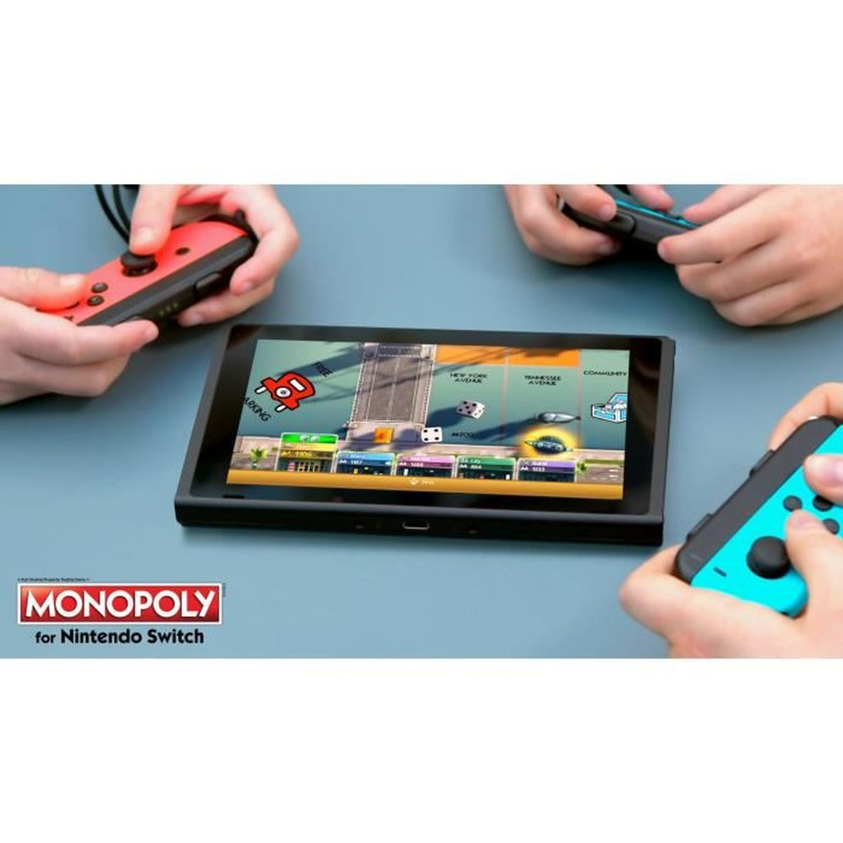 Dwie osoby grają w Monopoly na Nintendo Switch, widoczne kontrolery do gier.