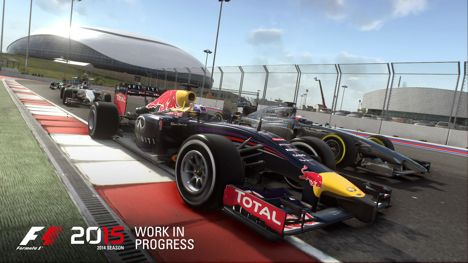 Gra F1 2015. Samochody wyścigowe na torze. Samochód Red Bull na pierwszym planie, inne samochody z tyłu.