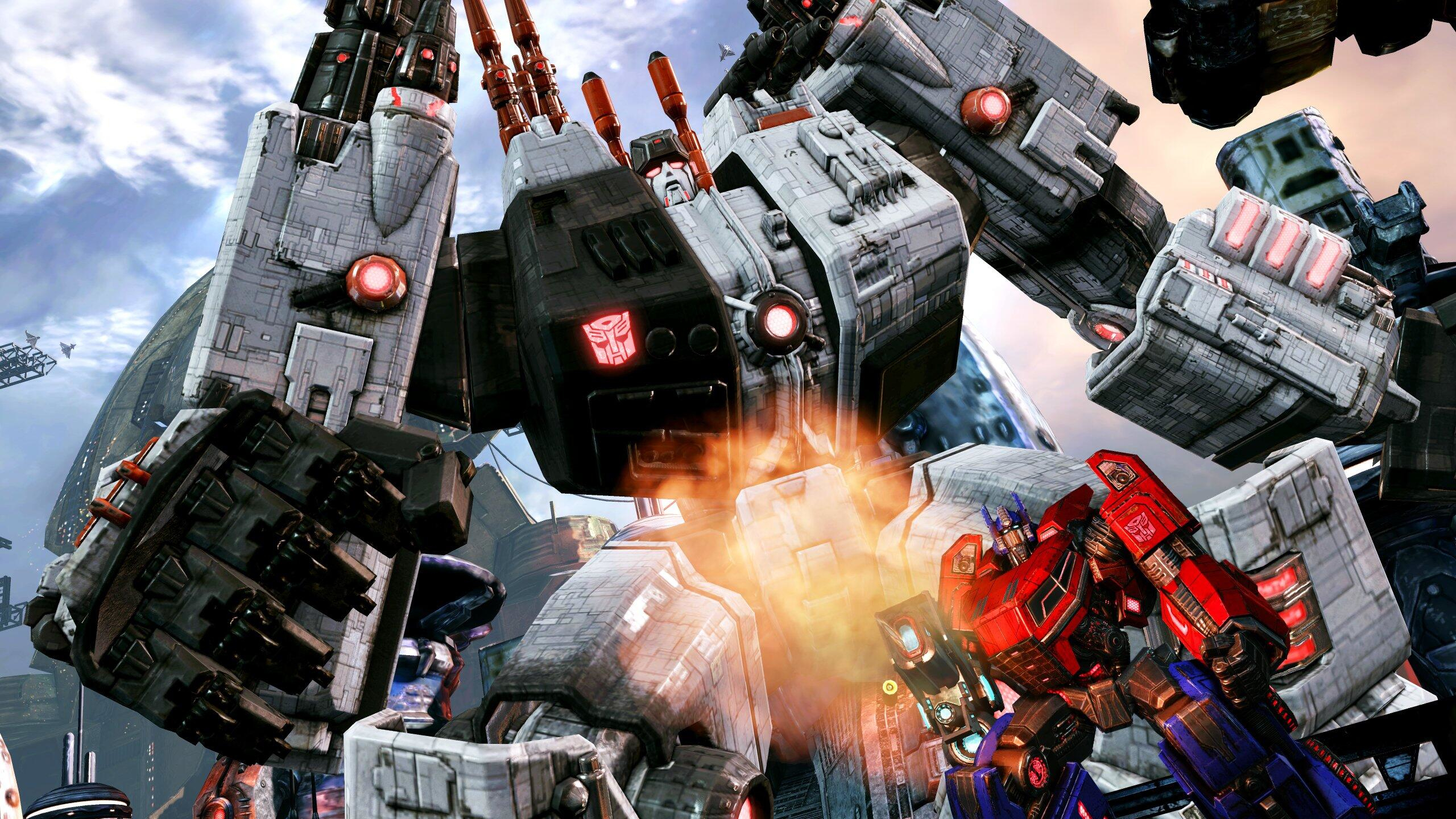 Riesenroboter kämpft gegen einen anderen Roboter. Explosionen und Stadt im Hintergrund. Transformers-Spiel.