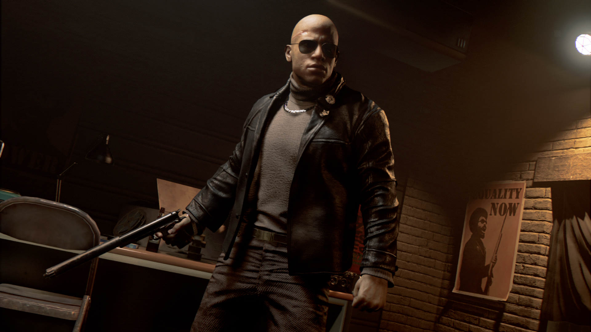 Łysy mężczyzna w okularach przeciwsłonecznych i skórzanej kurtce trzyma broń w słabo oświetlonym pokoju.