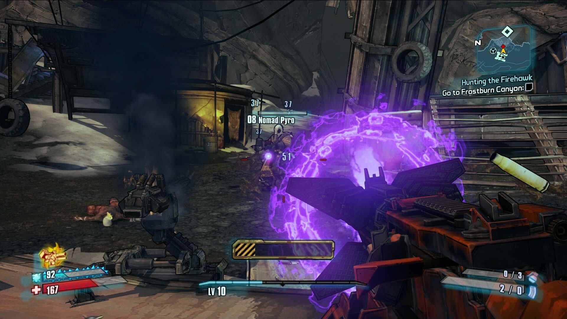 Postać strzelająca z pistoletu z fioletowymi efektami energetycznymi na pierwszym planie.