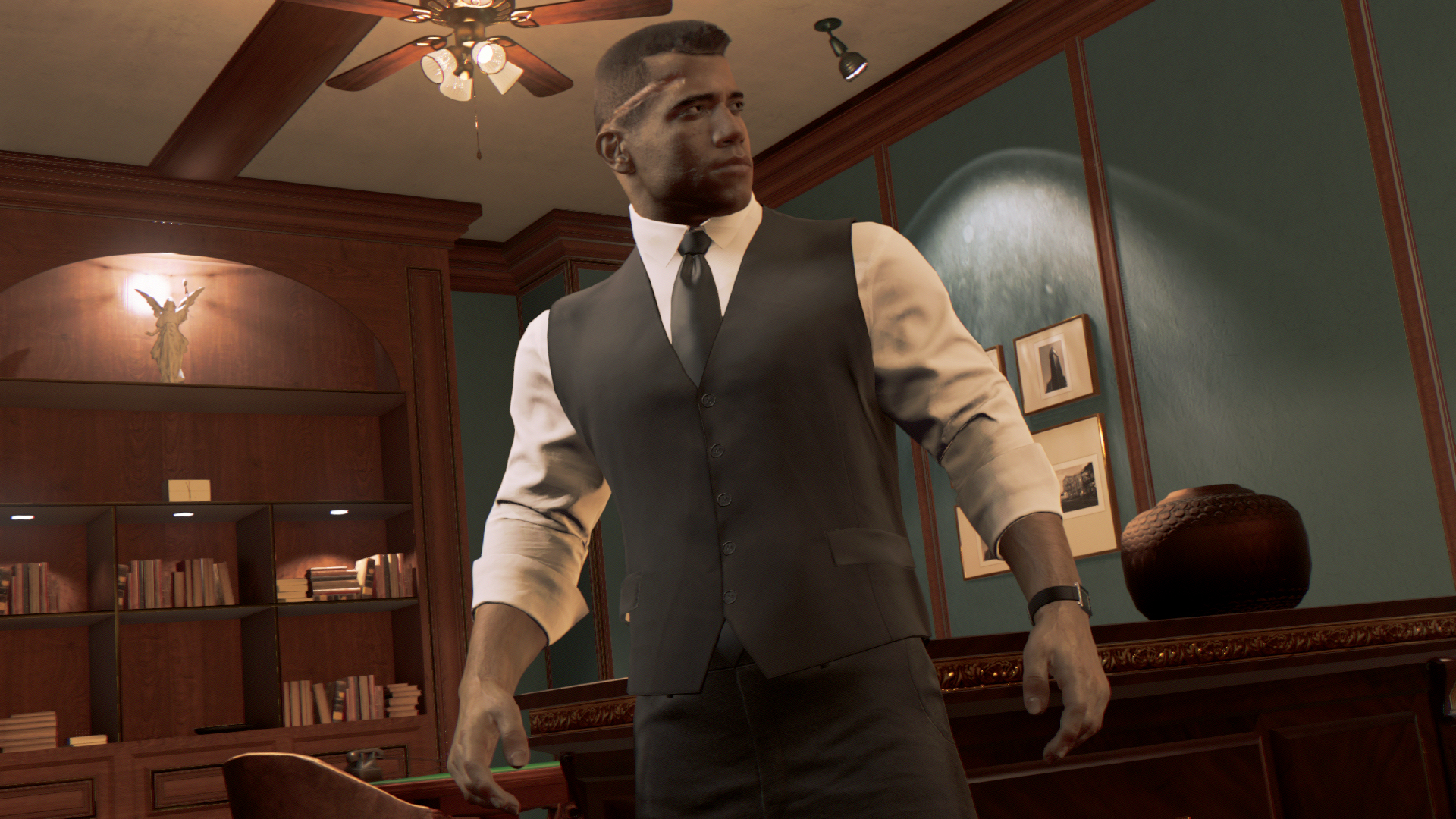 Mężczyzna w kamizelce stoi w pokoju z drewnianą szafką.