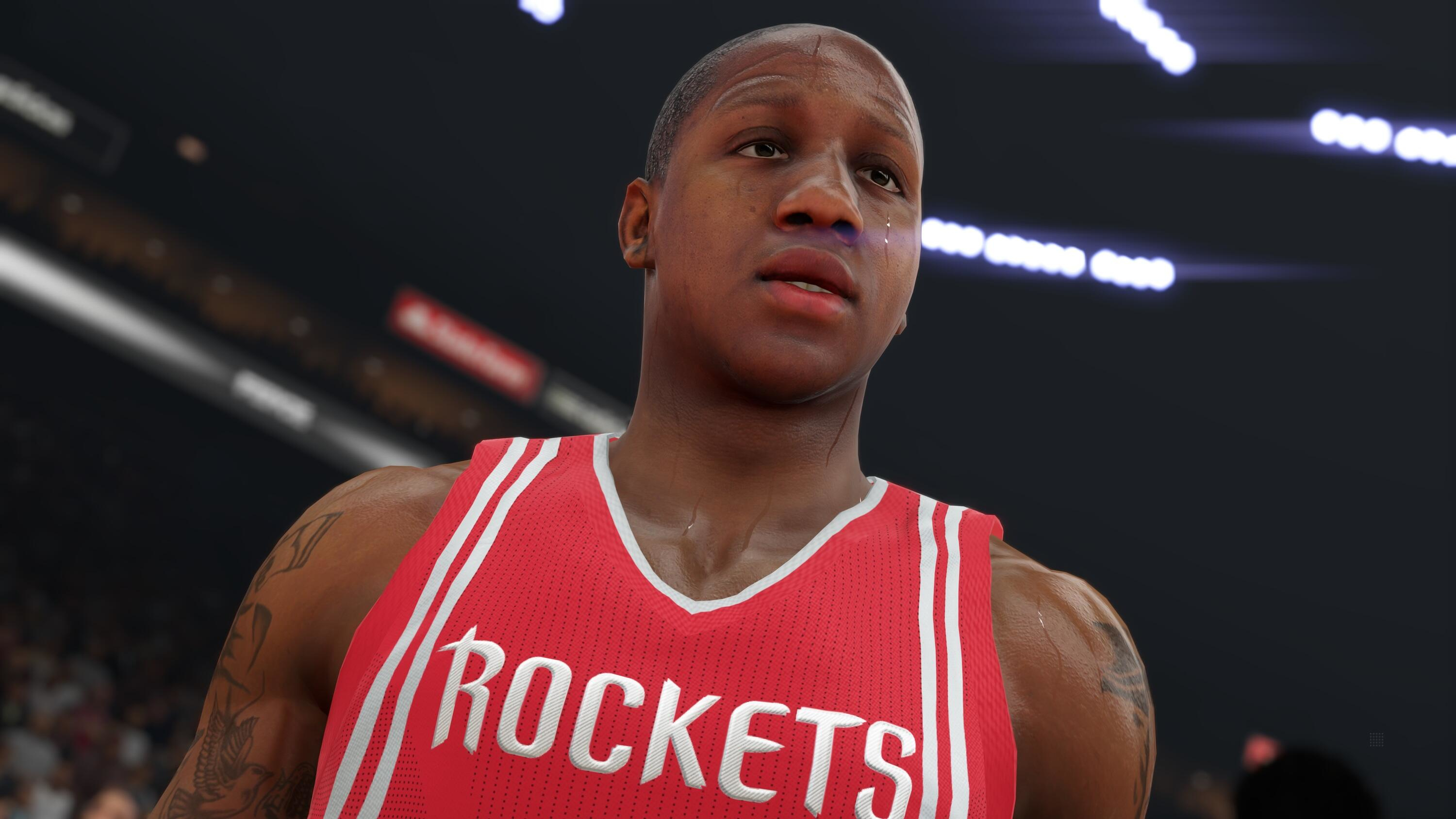 Jugador de baloncesto con camiseta roja, palabra "ROCKETS" al frente, mirando hacia arriba.