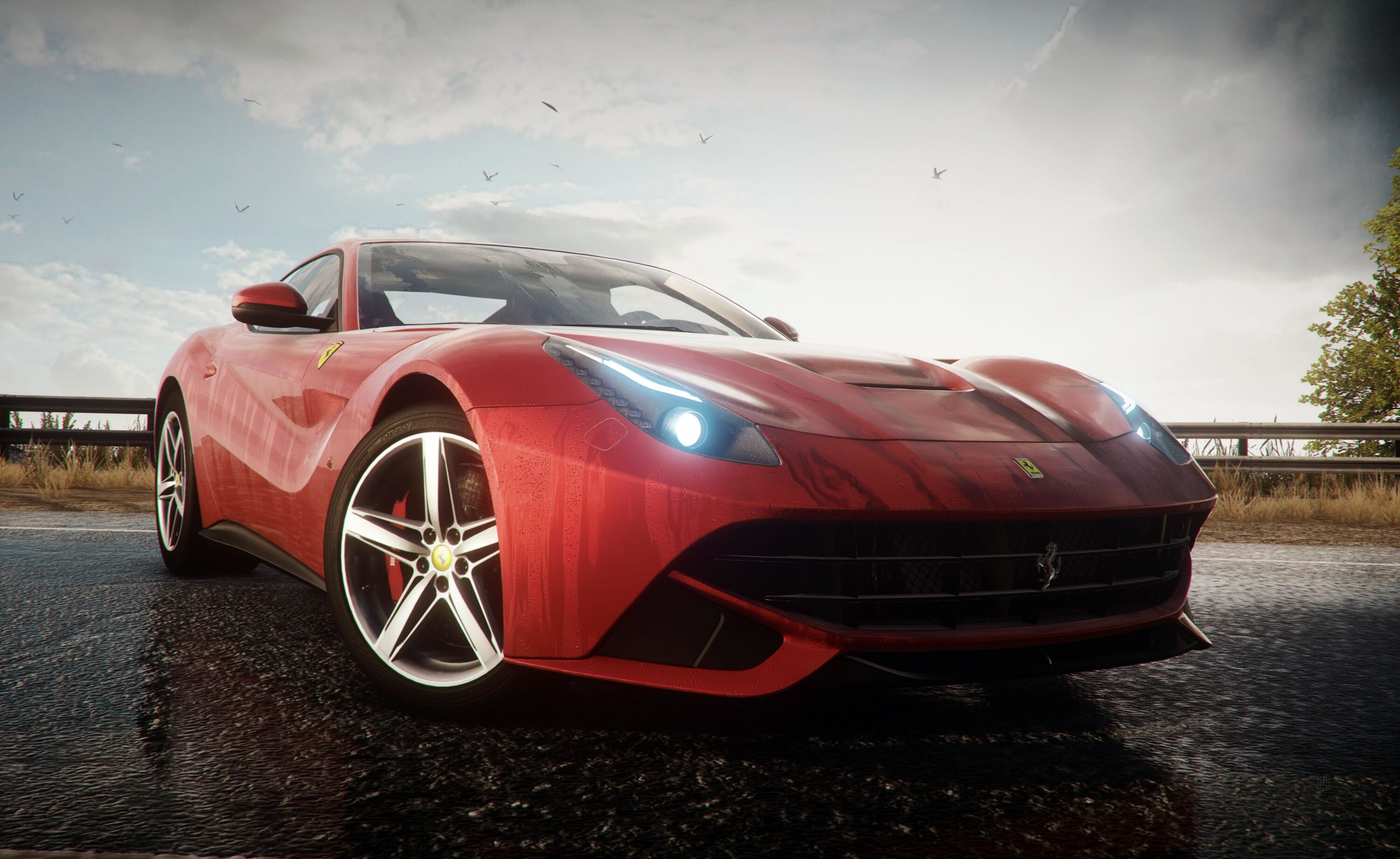 Roter Ferrari auf nasser Straße. Bewölkter Himmel. Nahaufnahme des Autos mit Vogel im Hintergrund.