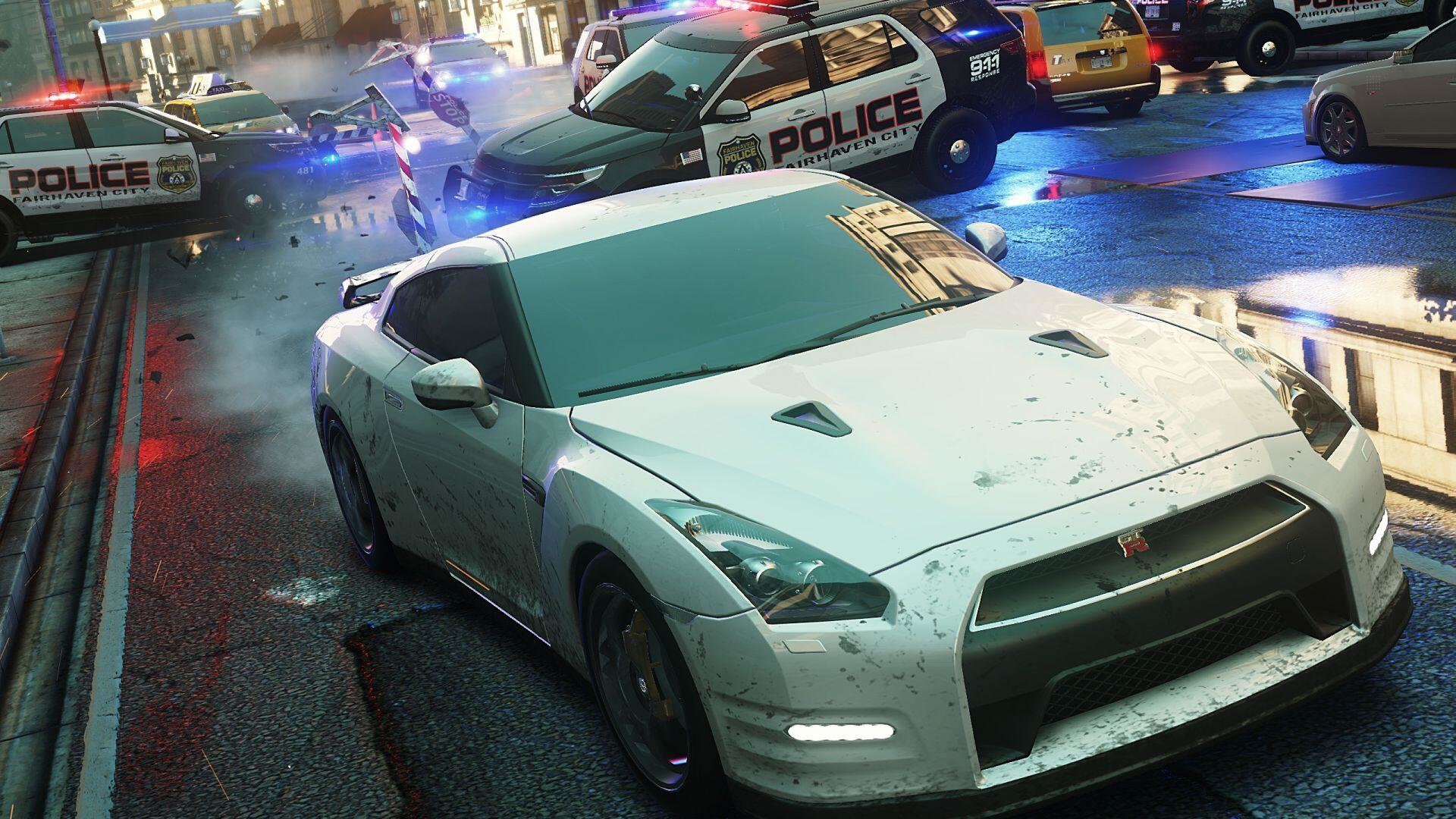 Weißes Sportauto rast an zerstörten Polizeiautos vorbei. Szene ist urban mit Polizeipräsenz.