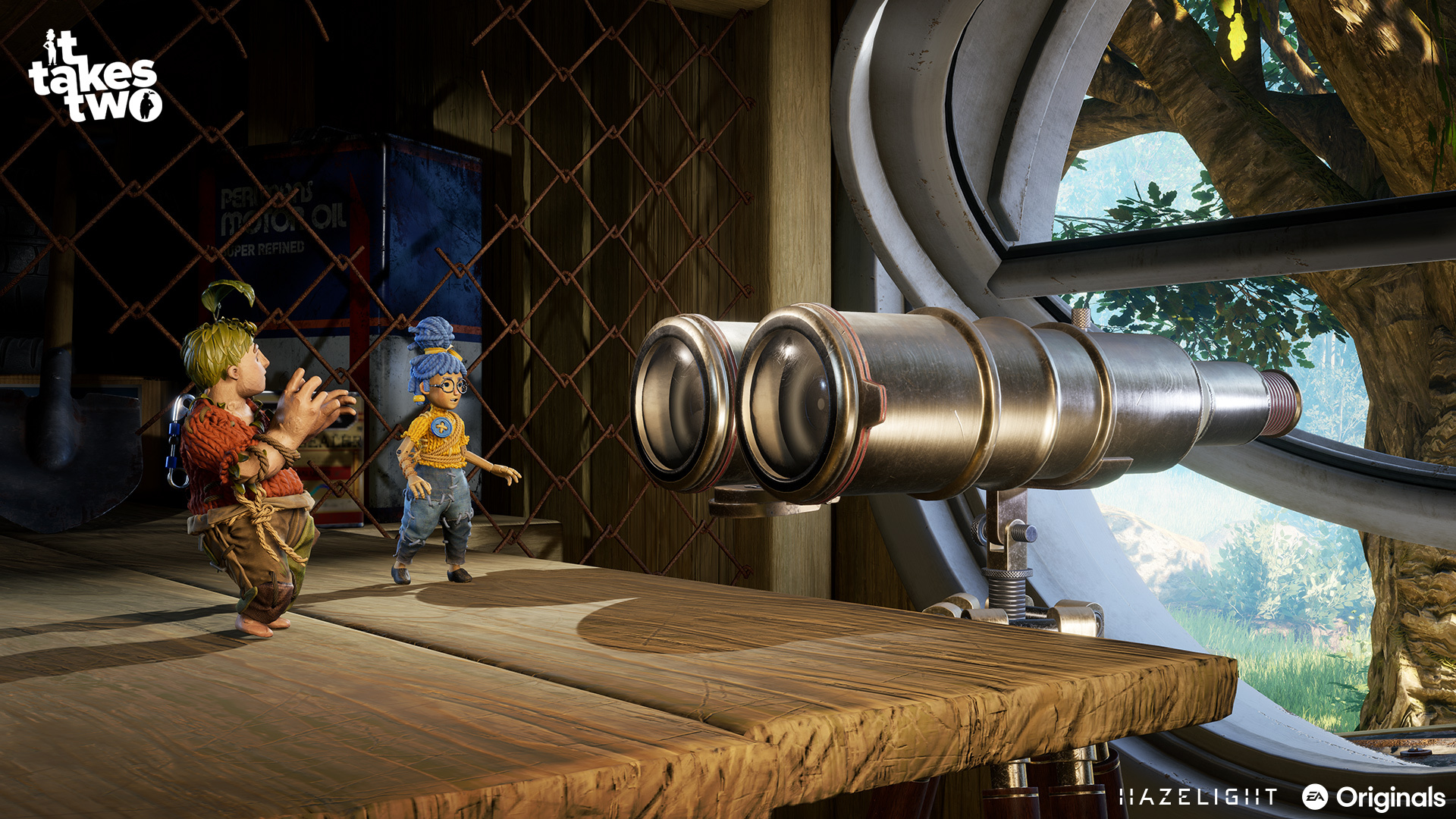 Scena z gry It Takes Two: Dwie postacie patrzące przez lornetkę na drewnianym stole i scena w tle.