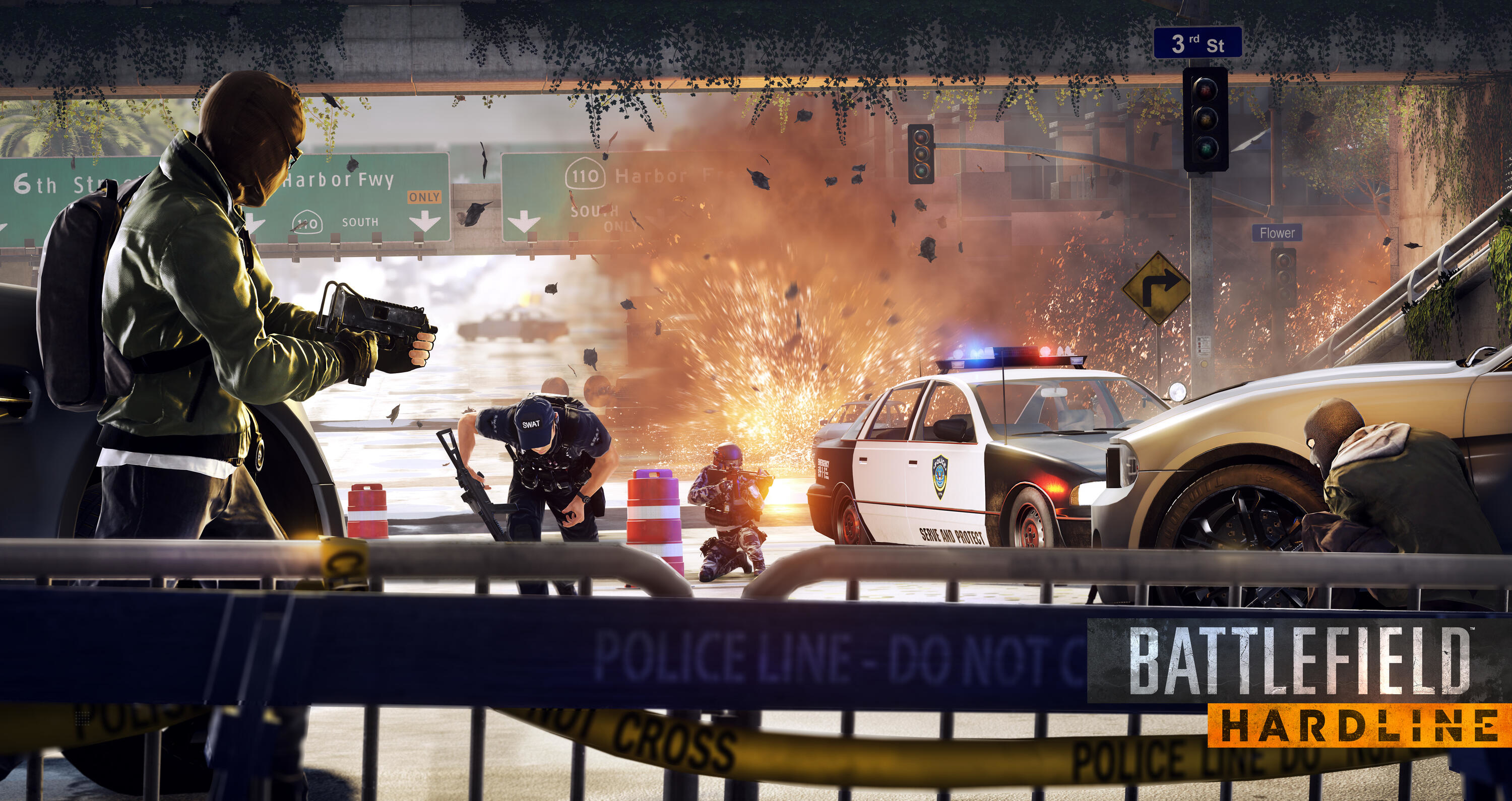 Scena z gry Battlefield Hardline. Samochód policyjny, eksplozja i uzbrojone postacie w miejskiej scenerii.