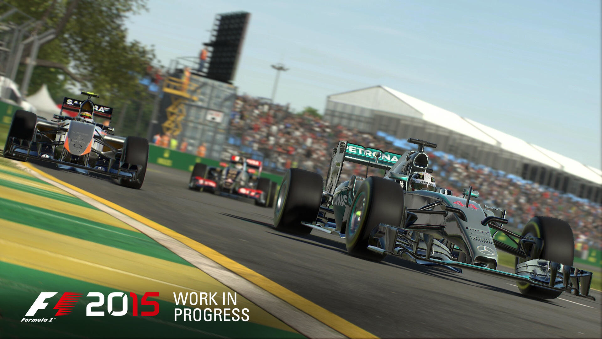 Scena z gry F1 2015. Dwa samochody wyścigowe ścigają się na torze. Widzowie w tle.