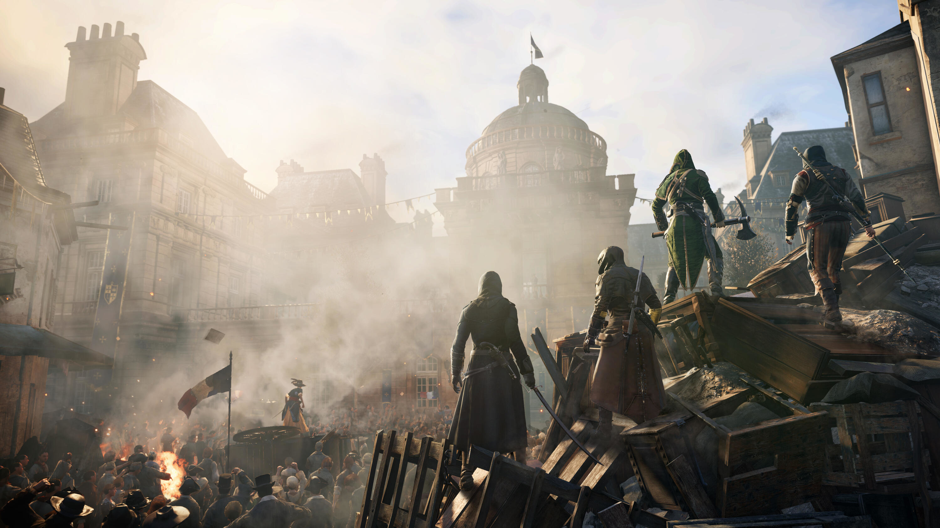 Scena z gry Assassin's Creed Unity: Postacie na dachach z widokiem na plac miejski z ludźmi.