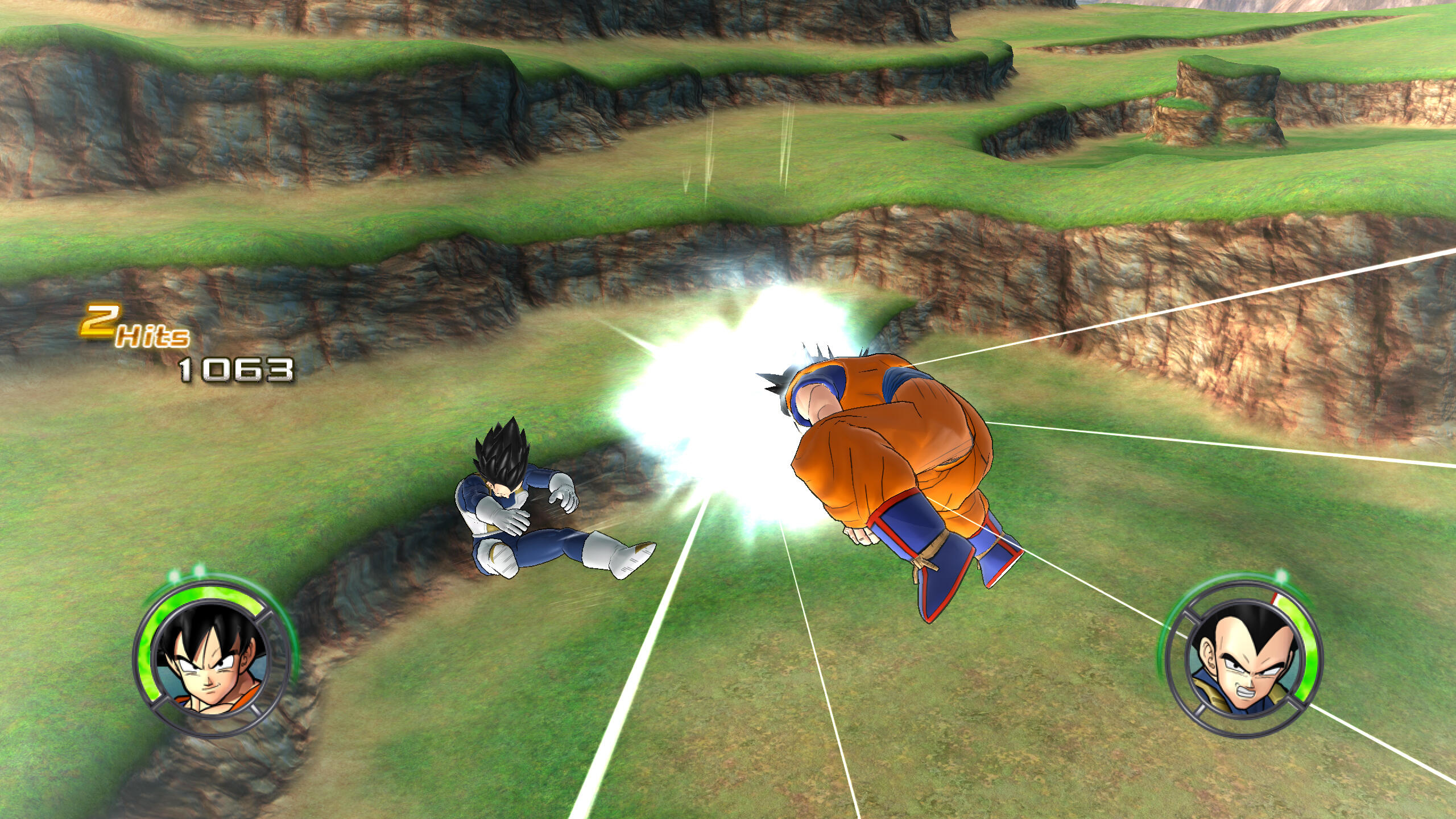 Eine Dragon Ball Z-Kampfspielszene, in der Goku Vegeta mit einem hellen Energieblitz angreift.