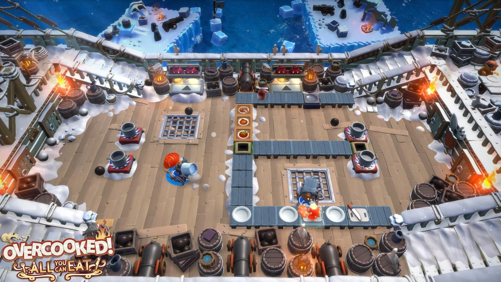 Scena z gry Overcooked!. Kuchnia na pokładzie statku z stanowiskami do gotowania i postaciami przygotowującymi jedzenie.