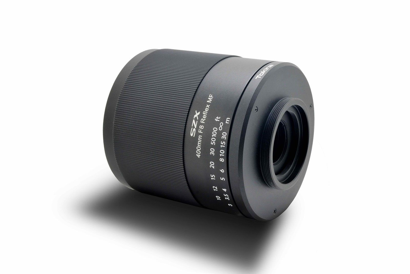 Obiettivo della fotocamera nero con segni e nome del modello su sfondo bianco.