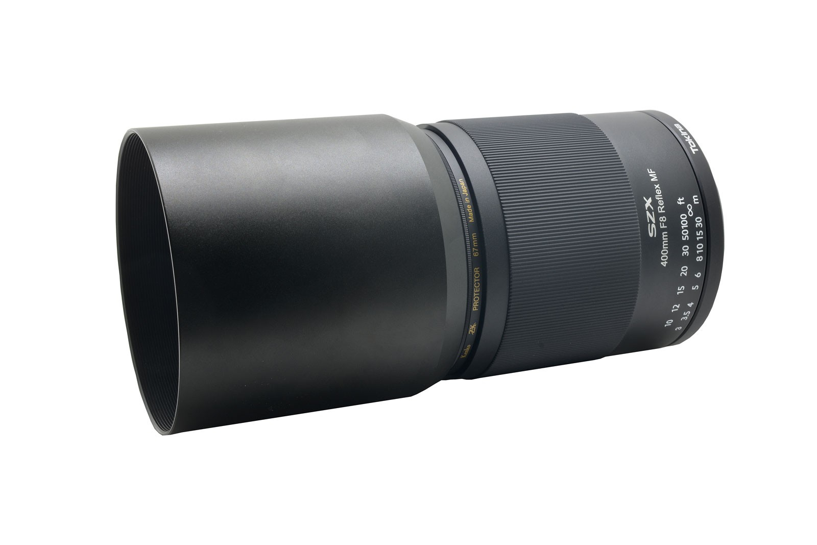 Obiettivo della fotocamera nero con paraluce su sfondo bianco.