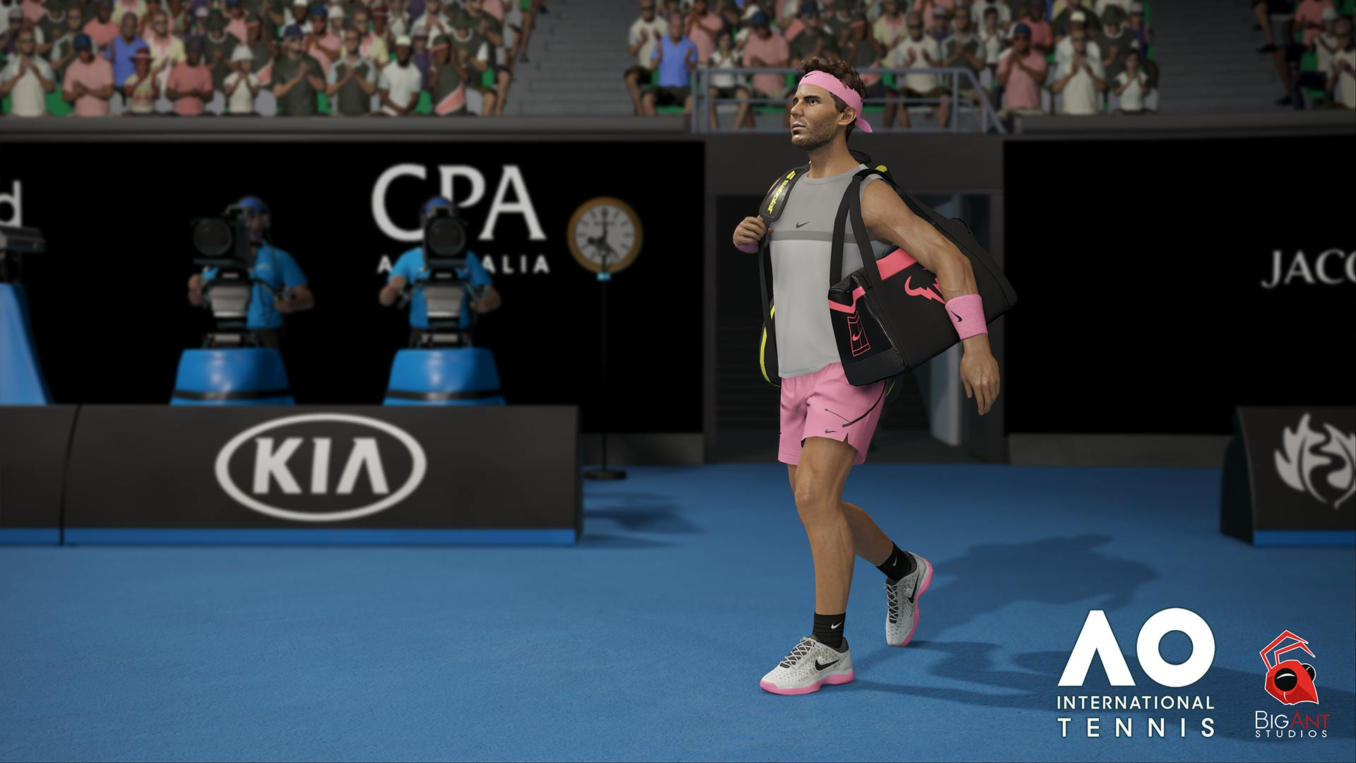 Tennisspieler mit Tasche geht auf dem Platz, Publikum im Hintergrund.