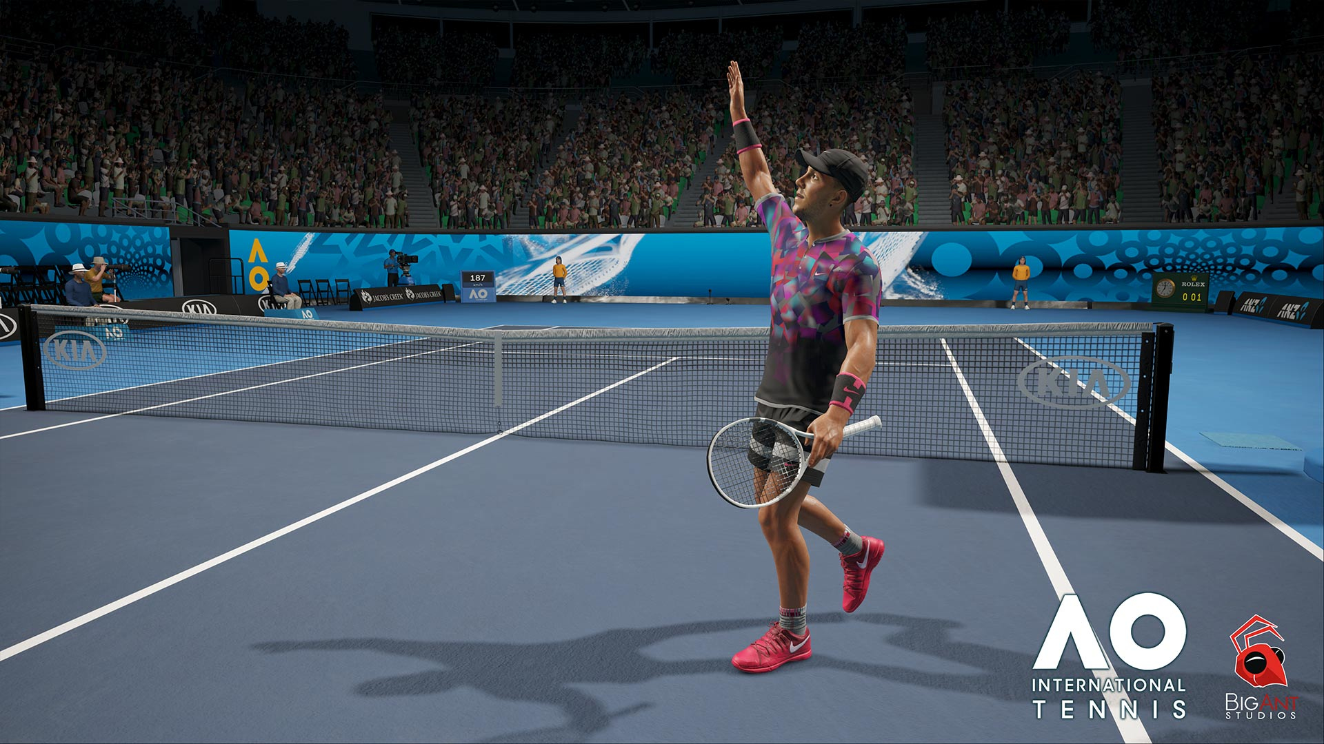 Tennisspieler hebt den Arm auf dem Platz.