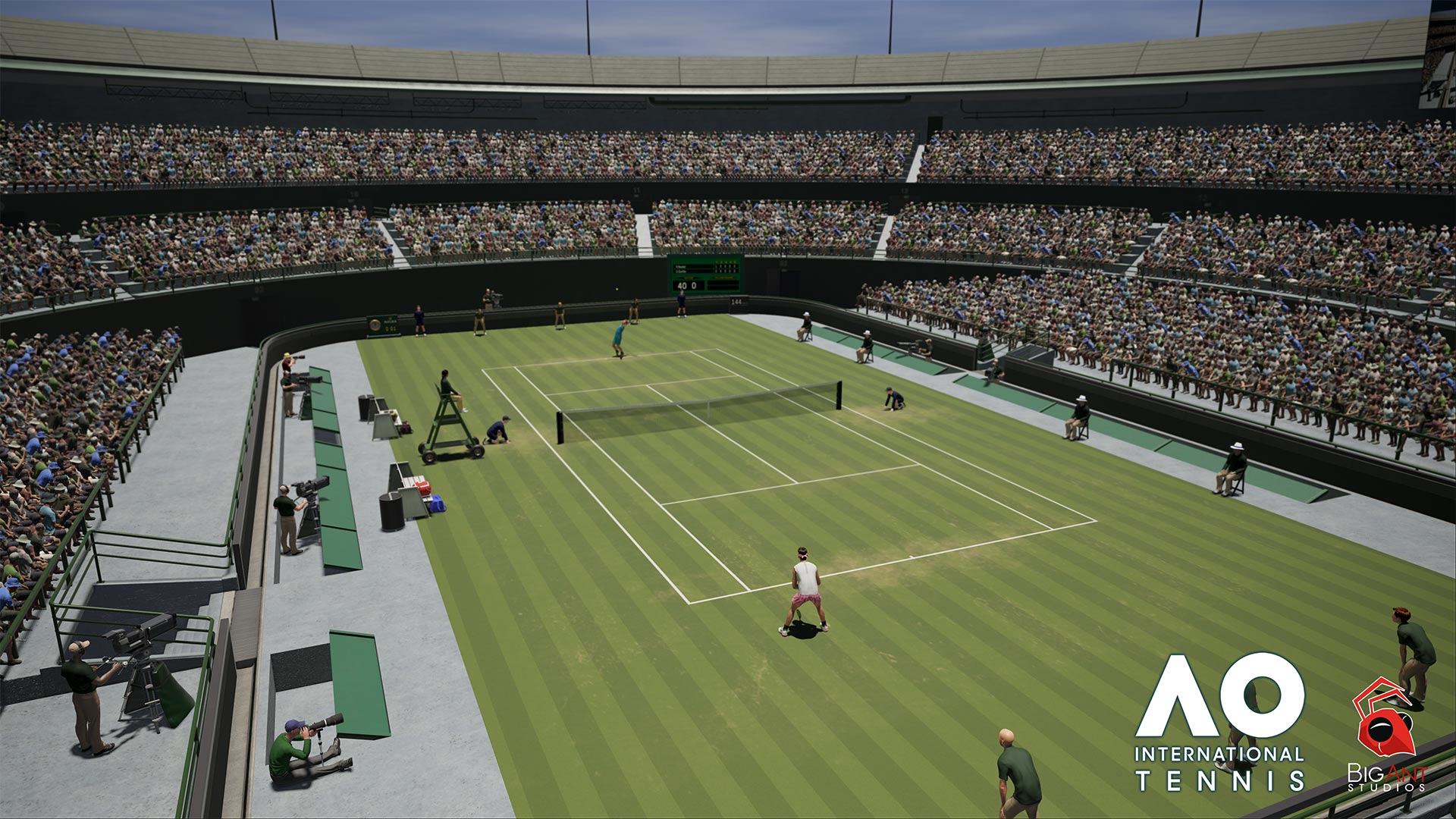 Ein Tennisplatz mit Spielern und Publikum.