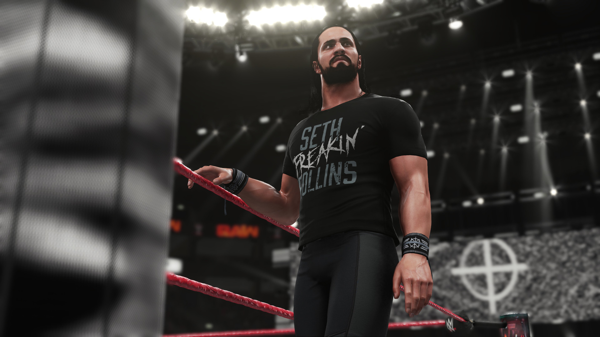 Wrestler Seth Rollins in schwarzem Shirt. RAW-Logo im Hintergrund.