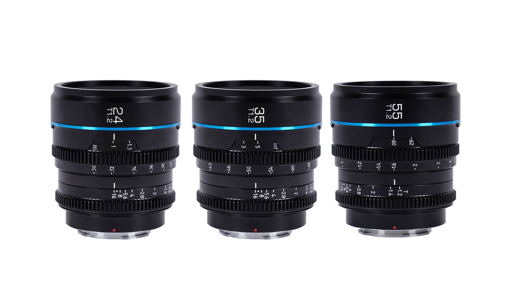 Trzy czarne obiektywy do aparatu z niebieskimi pierścieniami i skalami ostrości, oznaczone 24mm, 35mm i 55mm.