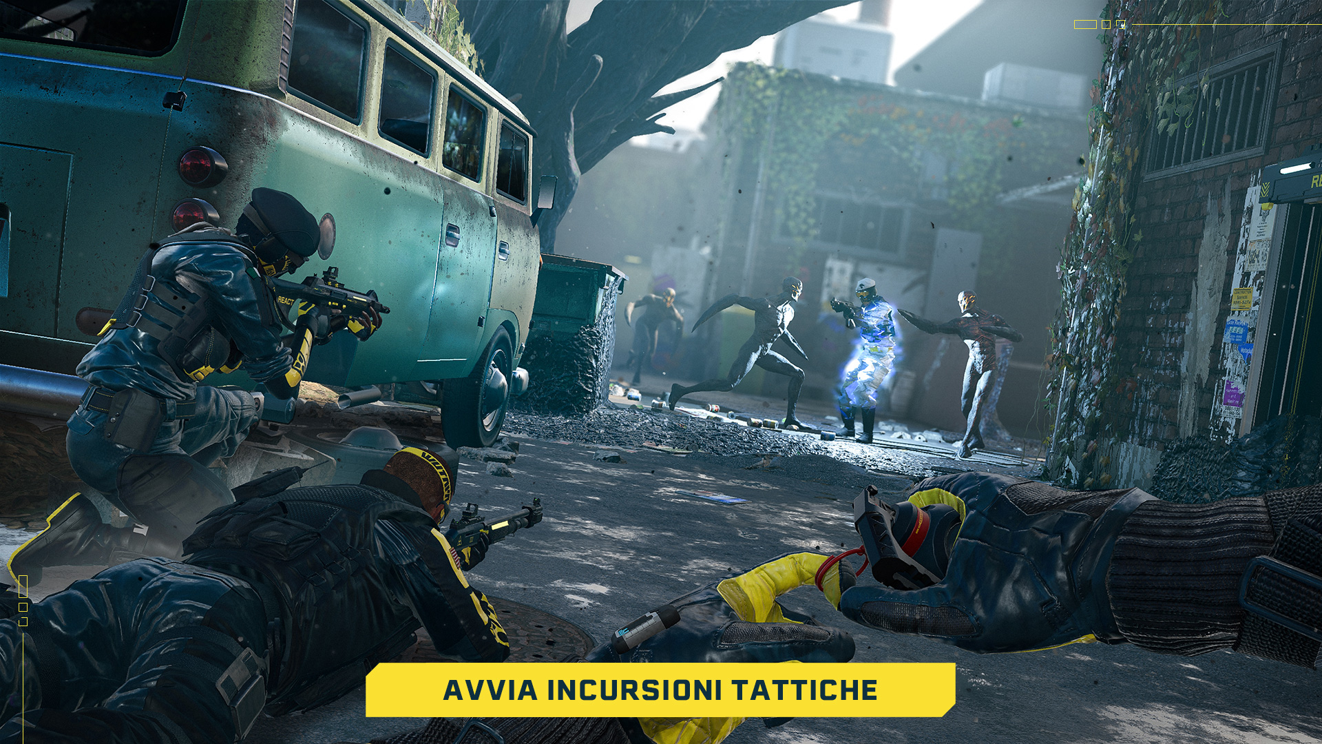 Una scena di un gioco, soldati che sparano agli zombi. Un furgone sullo sfondo. Testo giallo in basso.