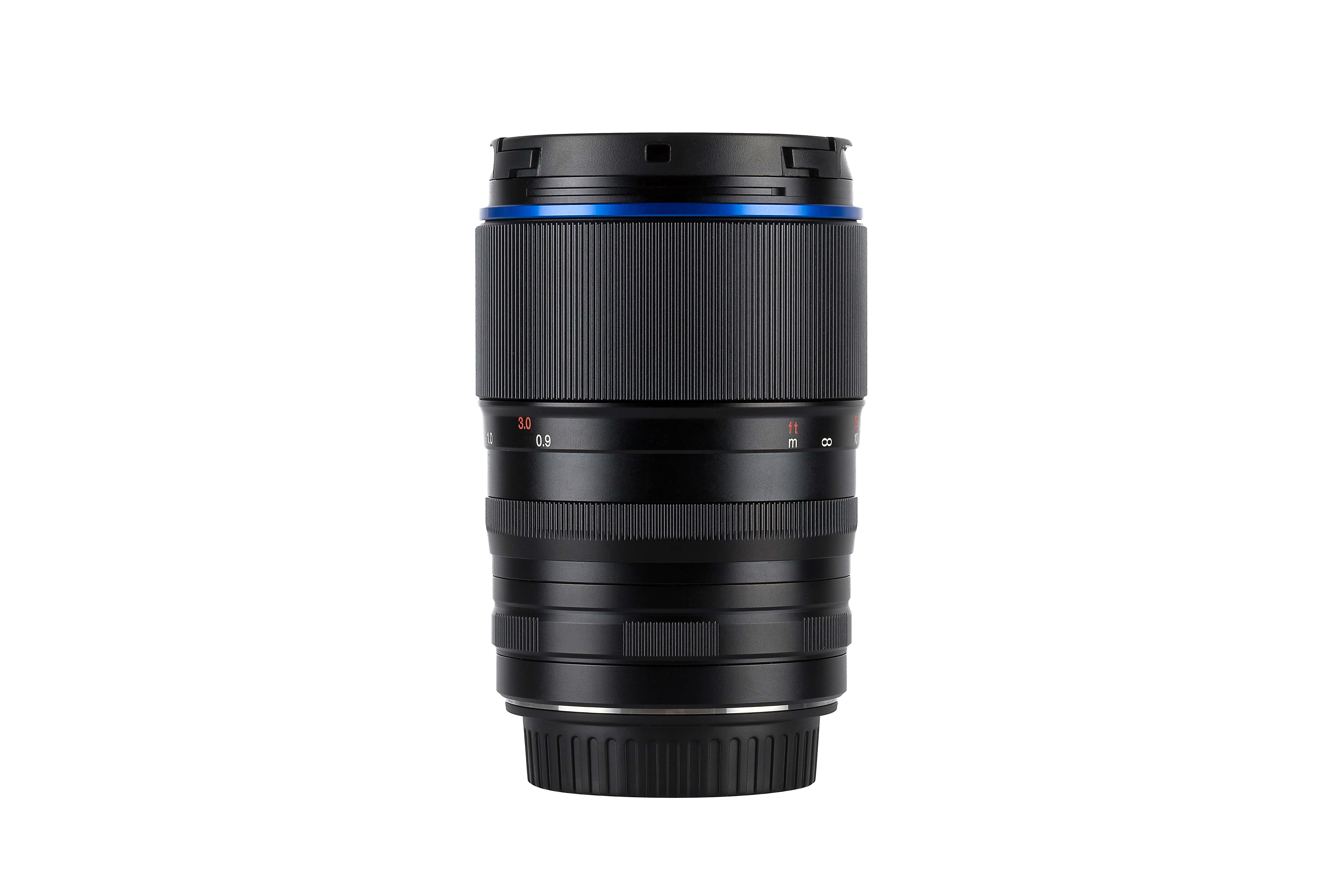 Czarny obiektyw aparatu z niebieskimi akcentami i oznaczeniami odległości i ostrości.